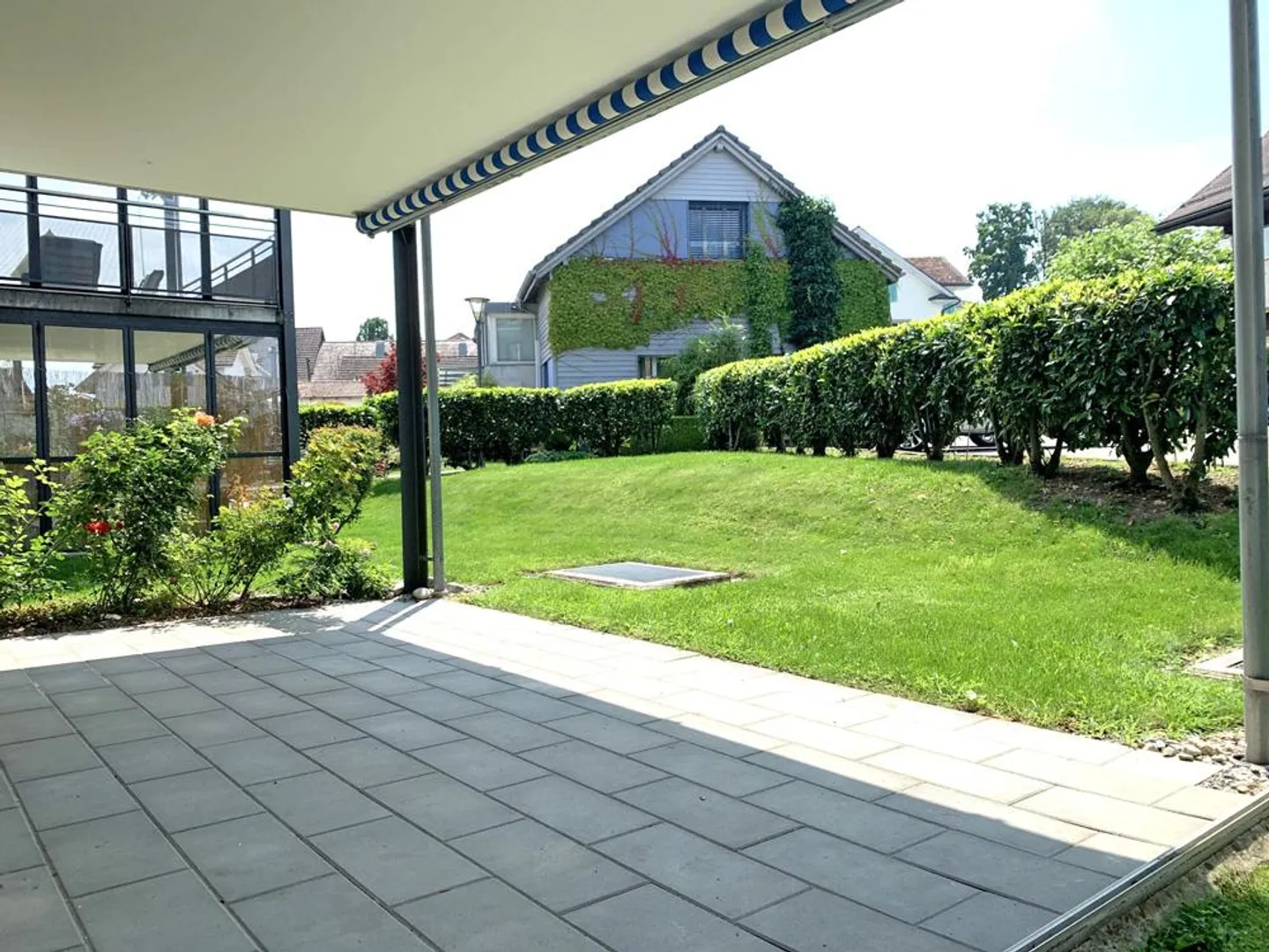 Attraktive 3.5-Zimmerwohnung im Erdgeschoss mit grosszügigem Sitzplatz - Foto 4 von 8