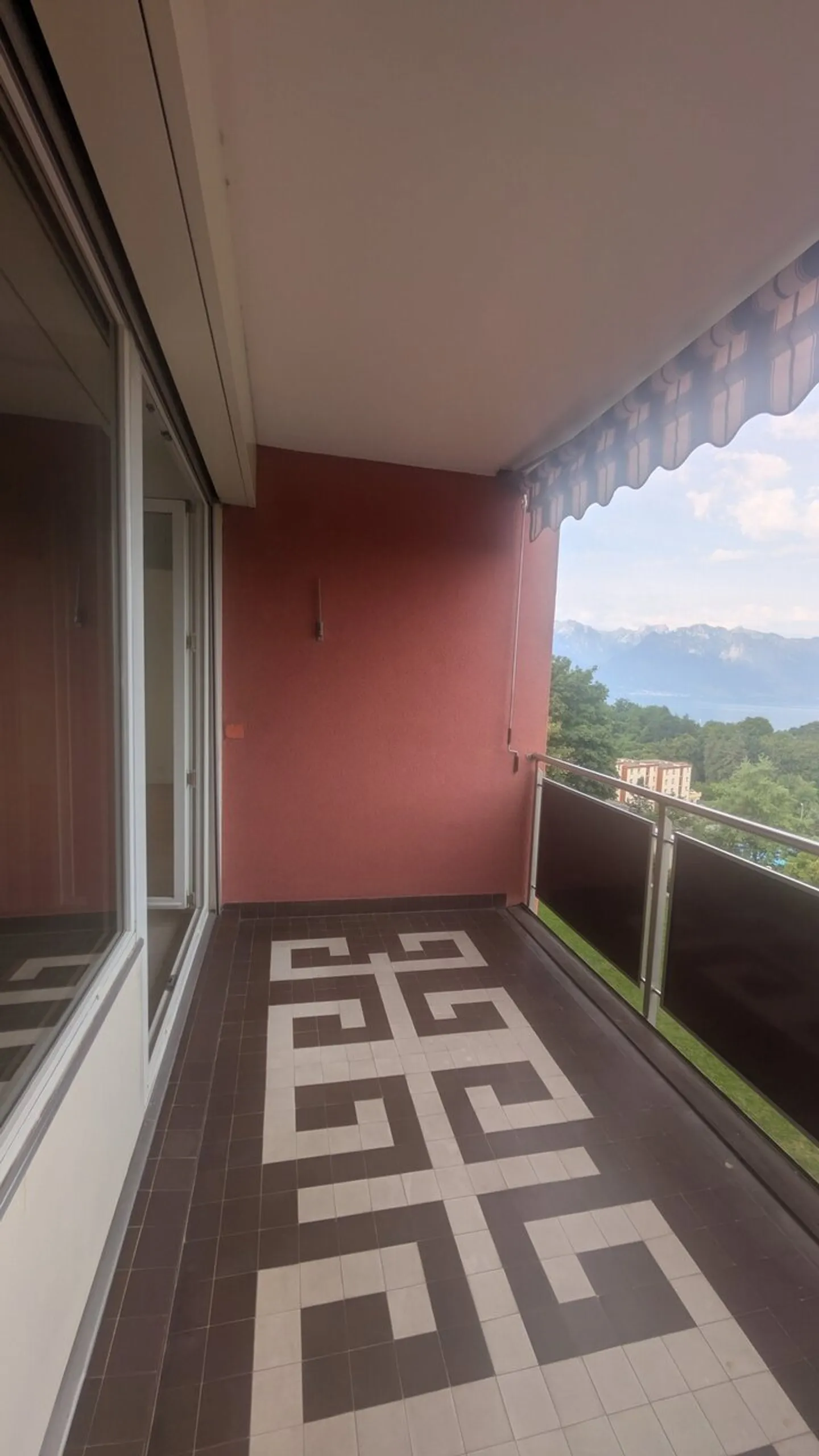 Wohnung mit 4.5 Zimmern im 3. Stock mit Balkon - Foto 3 von 9