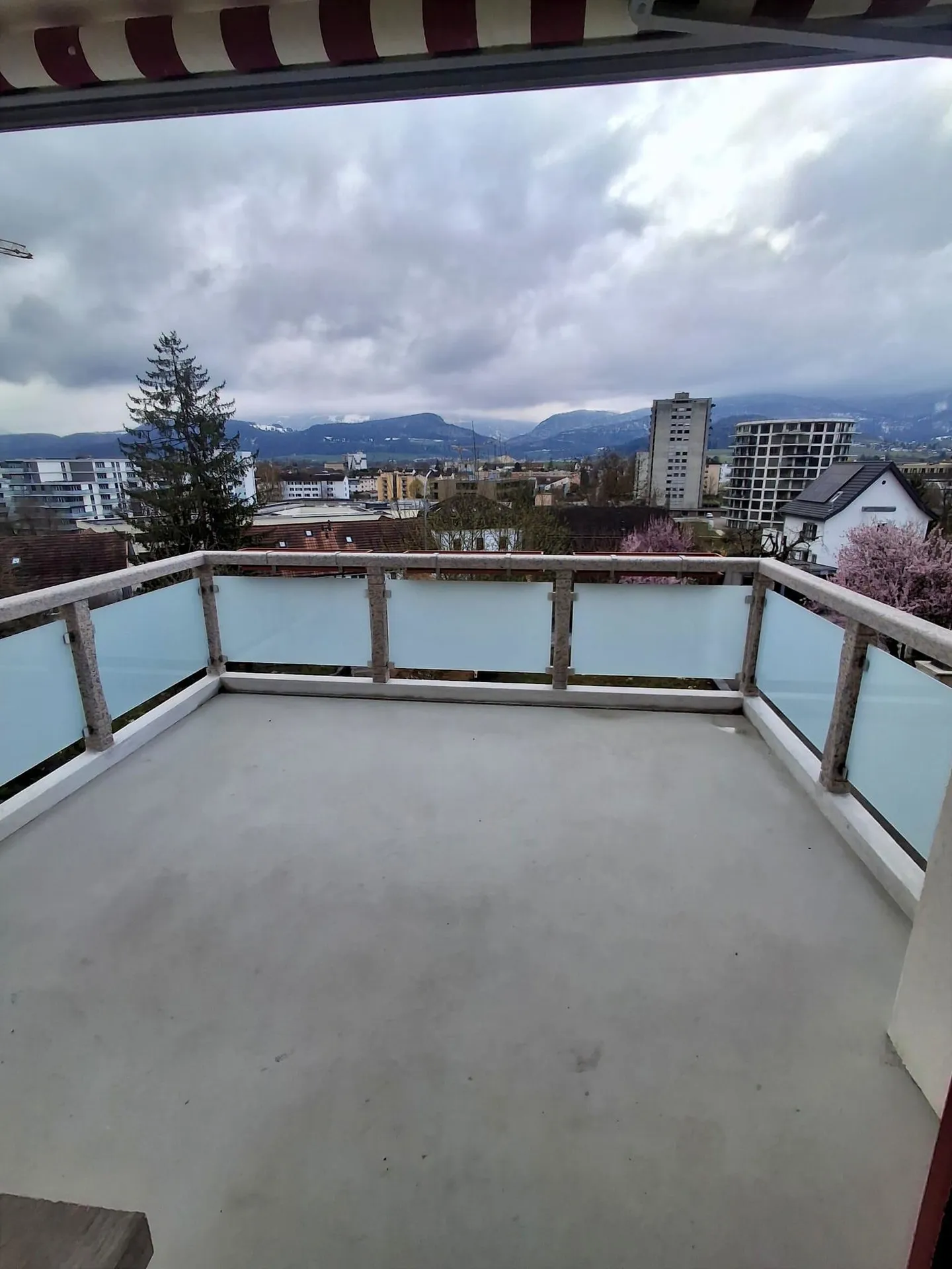 Wohnung mit 4.5 Zimmern renoviert zur Miete in Delémont - Foto 2 von 11