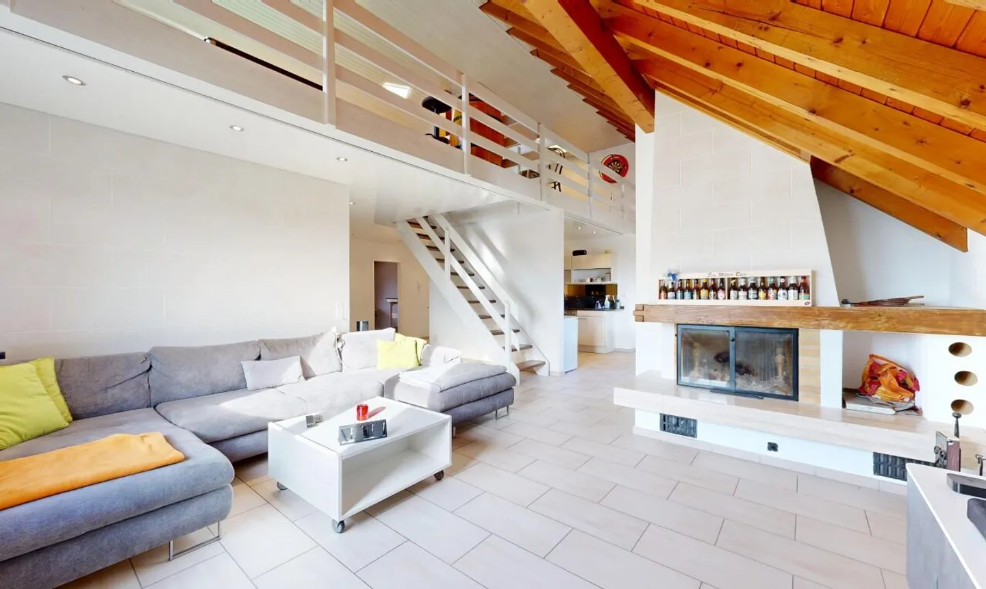 Grosszügige Dachwohnung mit Galerie - renoviert und an gefragter Lage - Photo 1 of 11