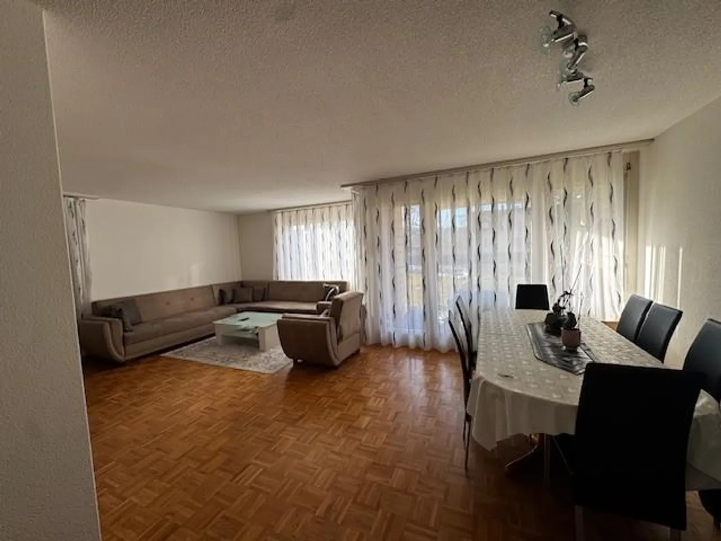 4 1/2 Zimmer-Wohnung EG Süd - Photo 2 of 9