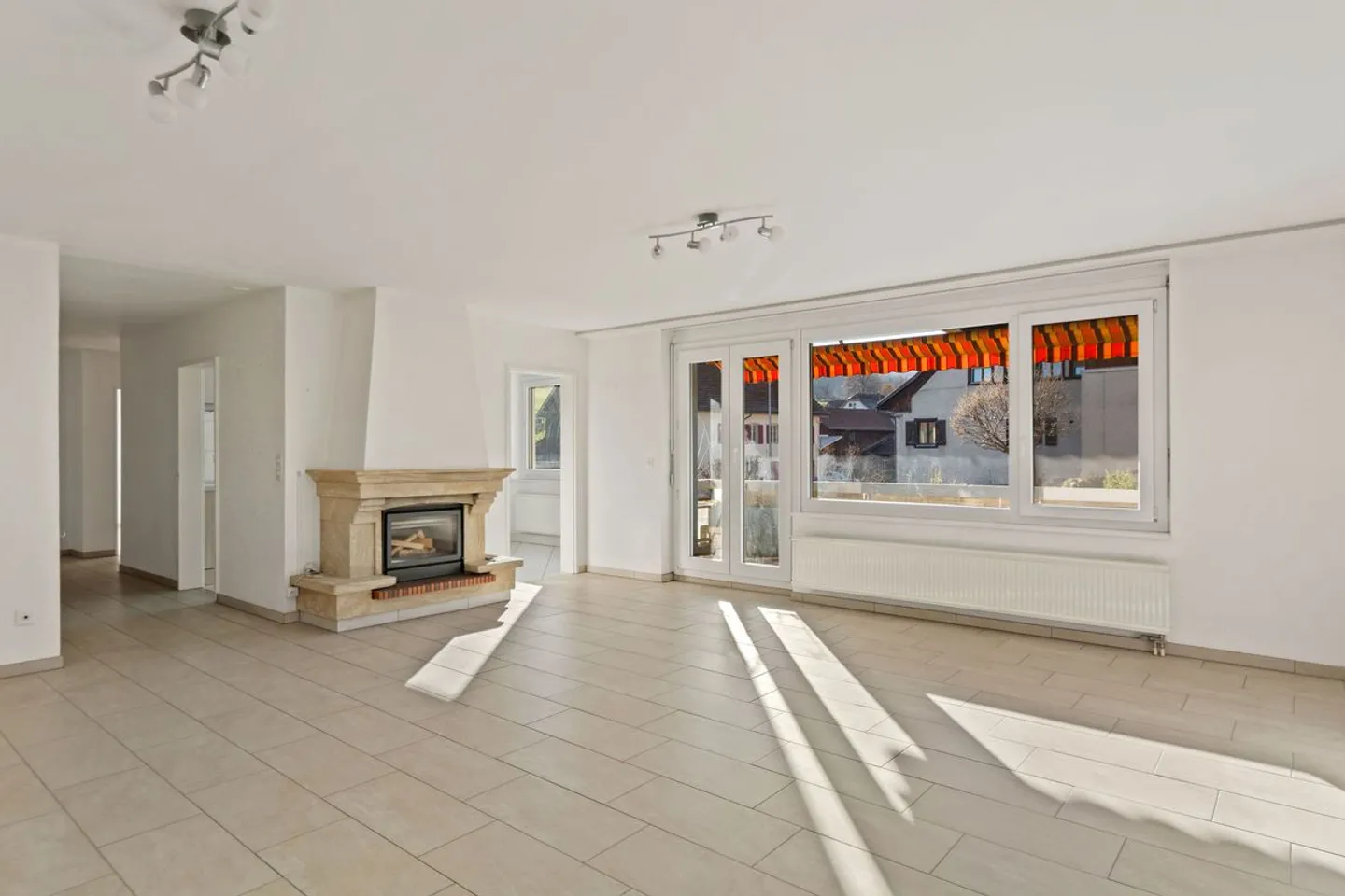 Charming and spacious 4.5-room apartment with balcony, communal garden, and 3 parking spaces - Photo 3 of 13