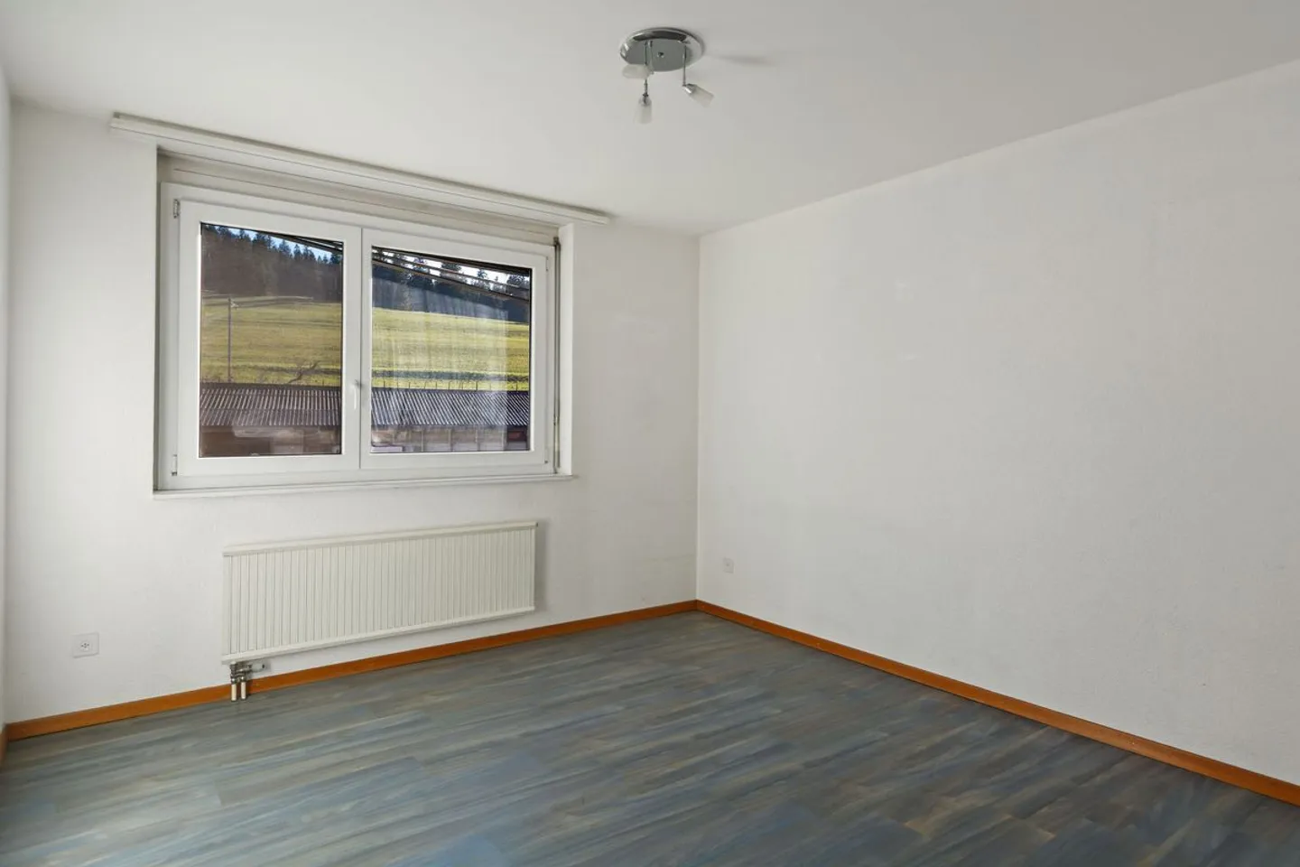 Charming and spacious 4.5-room apartment with balcony, communal garden, and 3 parking spaces - Photo 6 of 13