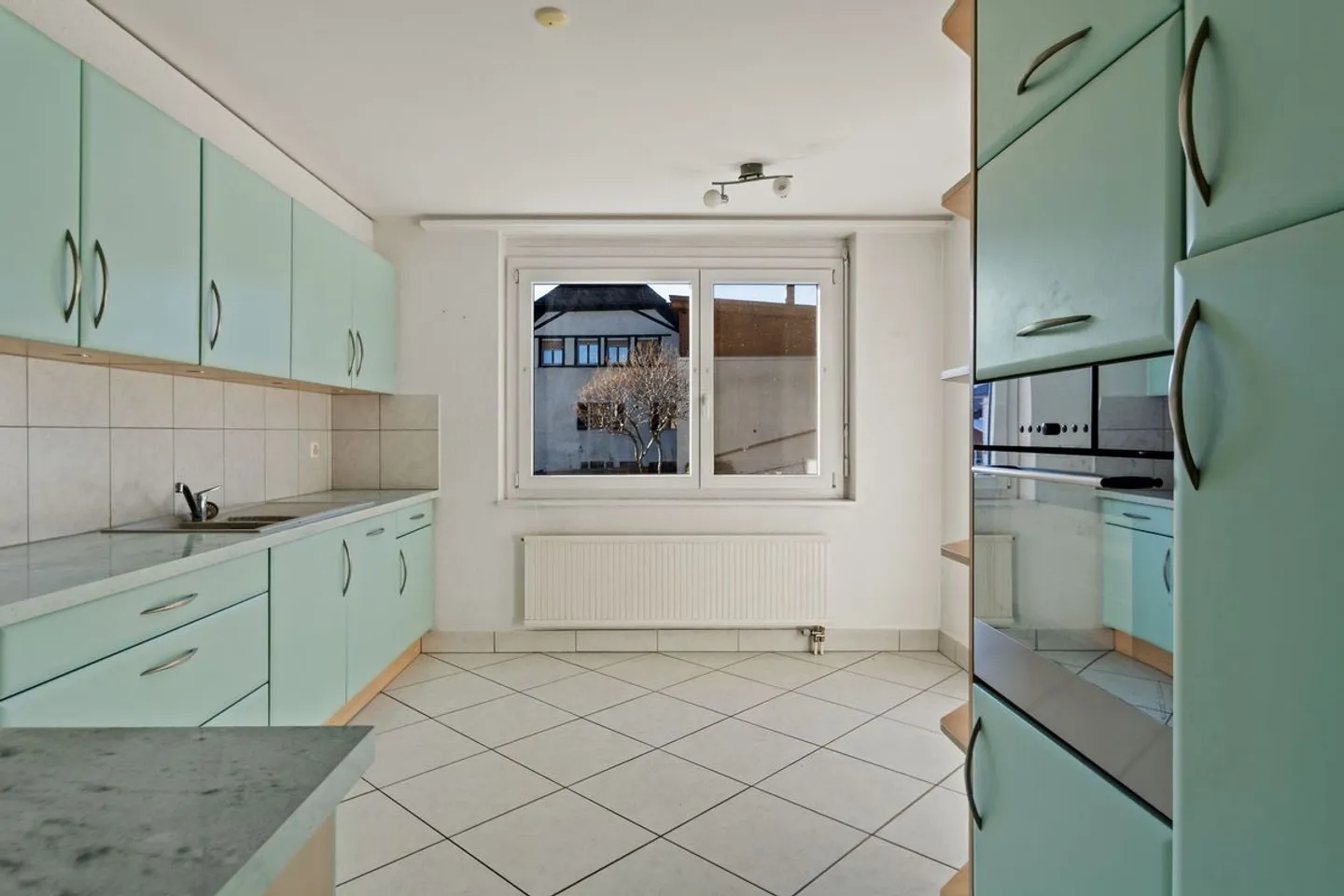 Charming and spacious 4.5-room apartment with balcony, communal garden, and 3 parking spaces - Photo 8 of 13