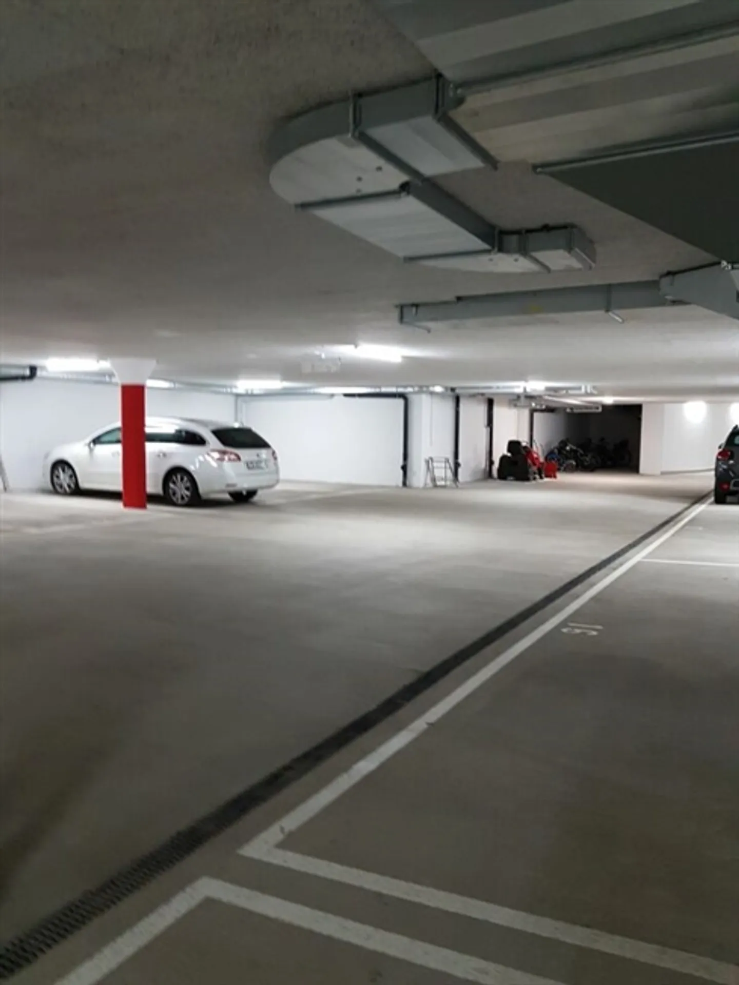 Parking spaces in underground garage for rent - Photo 4 of 4
