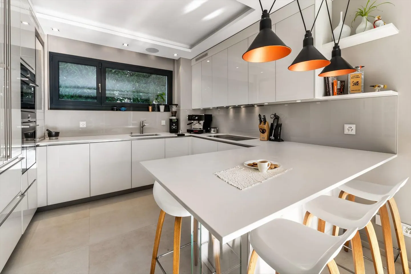 Wunderschöne zeitgenössische Villa von sehr hoher Qualität, Minergie. Exklusiv! - Foto 2 von 13