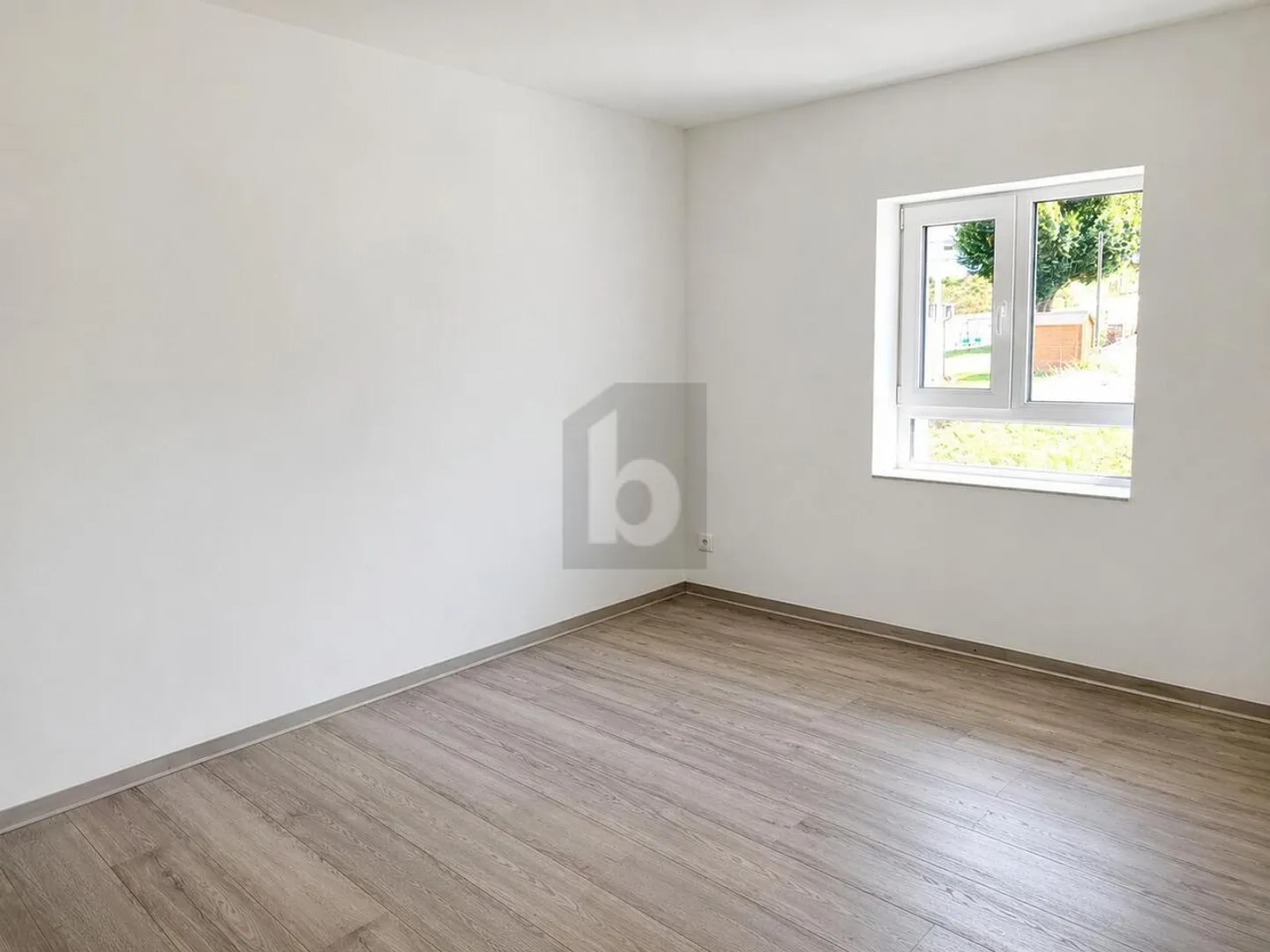 EXCLUSIVE, BRIGHT WITH BALCONY - Photo 5 of 6