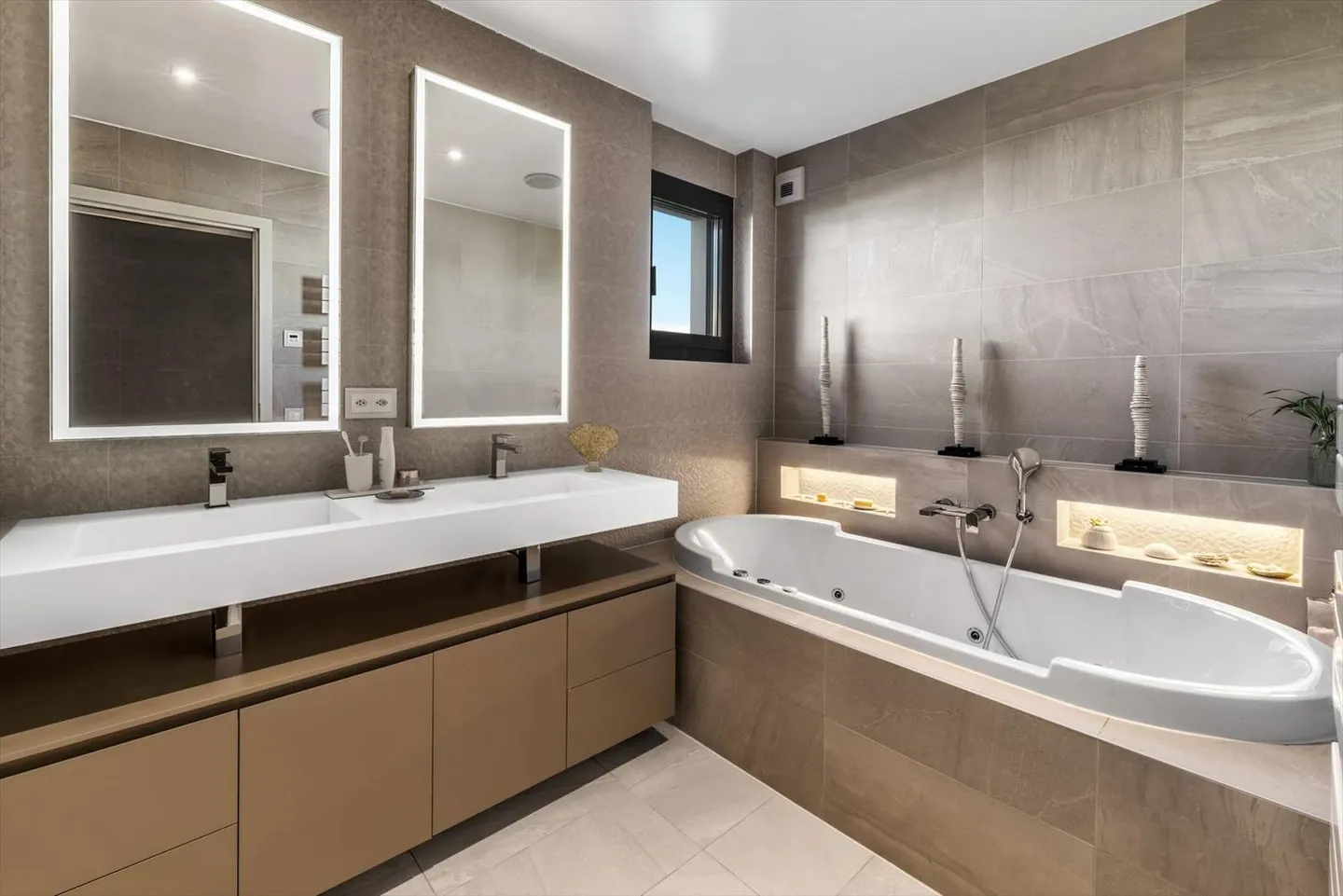 Wunderschöne zeitgenössische Villa von sehr hoher Qualität, Minergie. Exklusiv! - Foto 7 von 13