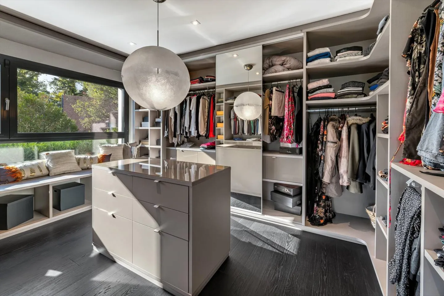 Wunderschöne zeitgenössische Villa von sehr hoher Qualität, Minergie. Exklusiv! - Foto 8 von 13