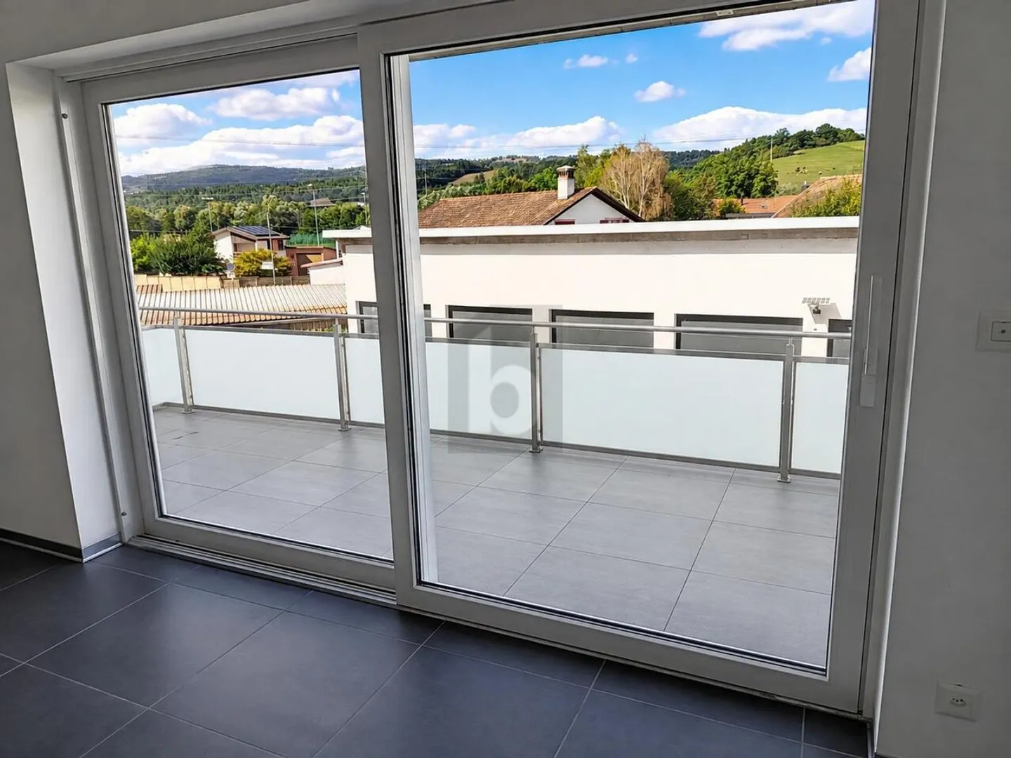 EXCLUSIVE, BRIGHT WITH BALCONY - Photo 4 of 6