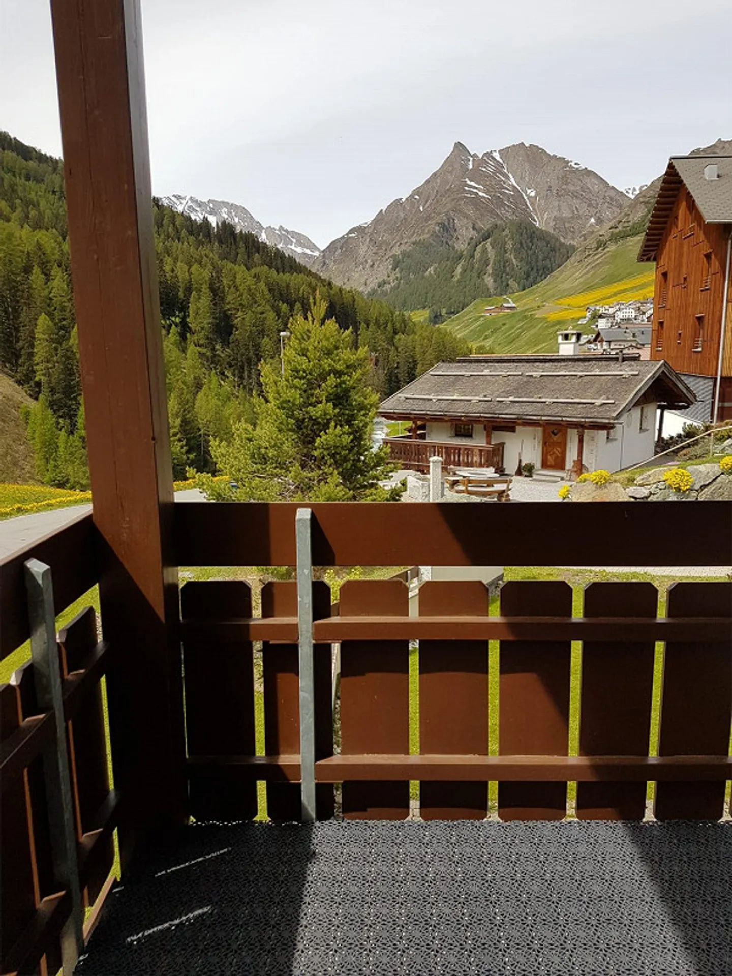 Bright 2.5-room apartment in Samnaun-Compatsch with magnificent mountain view - Photo 3 of 6