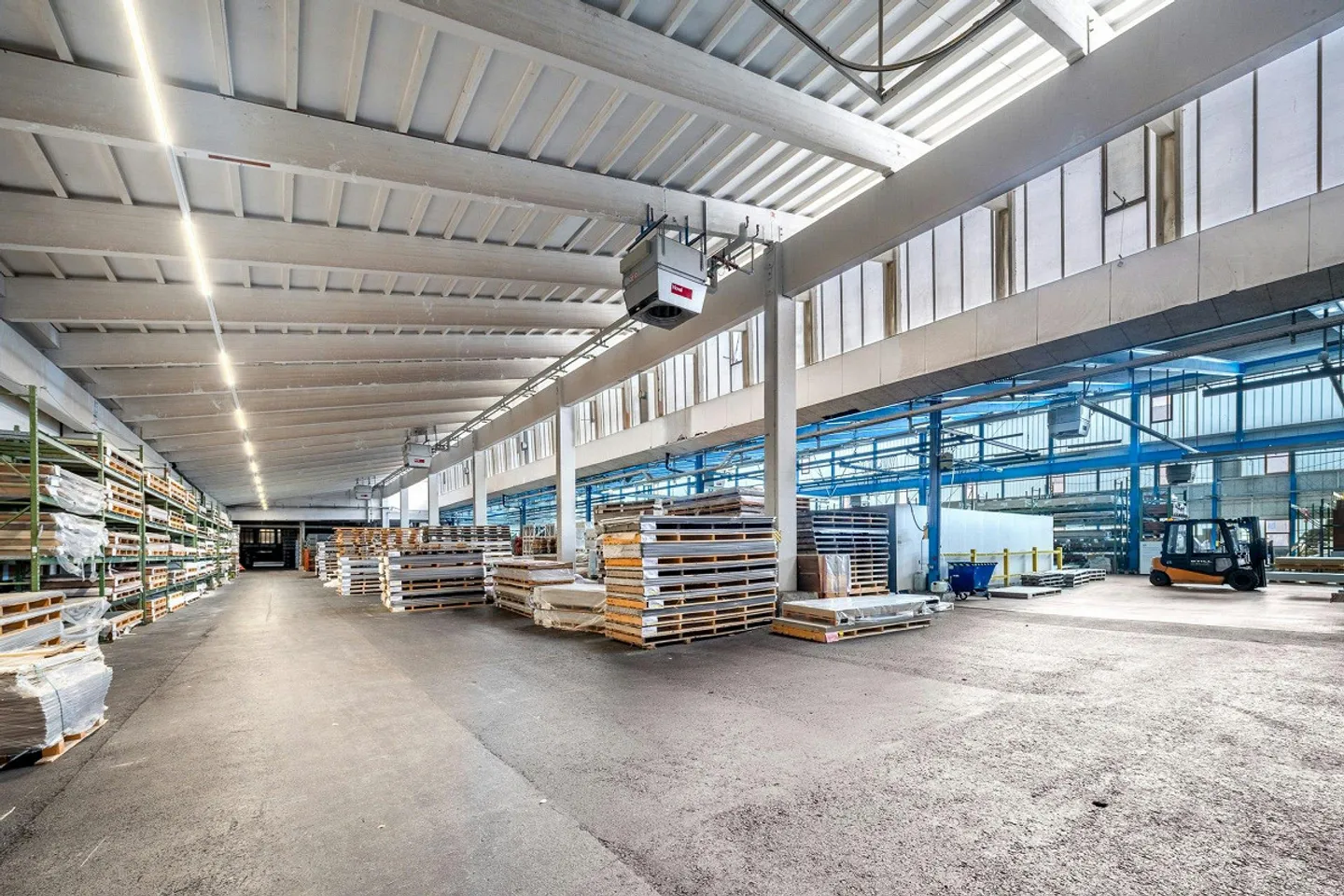 Attractive, very affordable 6,000 m2 storage space with 1,000 m2 covered... - Photo 10 of 10