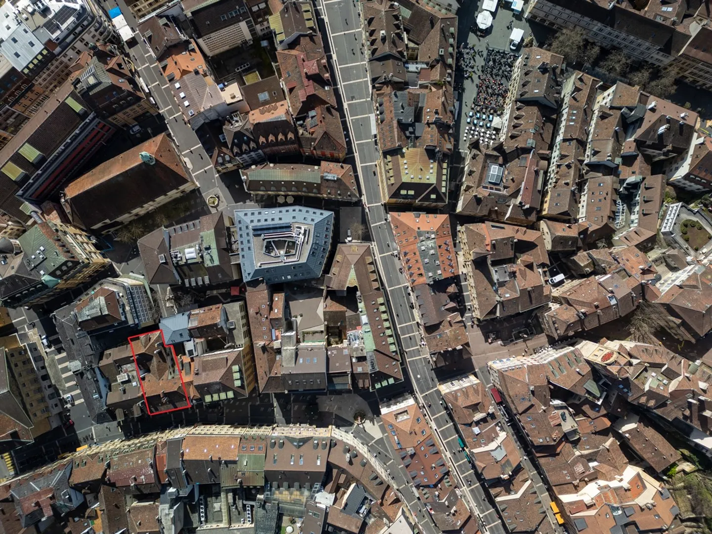 Bâtiment à usage mixte au centre de Neuchâtel - Photo 2 sur 3