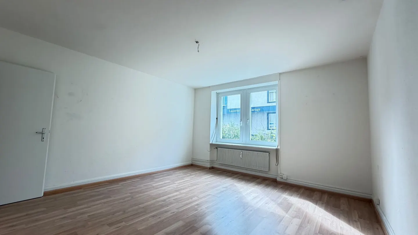 Einfache 2.5-EG-Zimmer-Wohnung mit Balkon und Kellerabteil - Photo 3 of 8