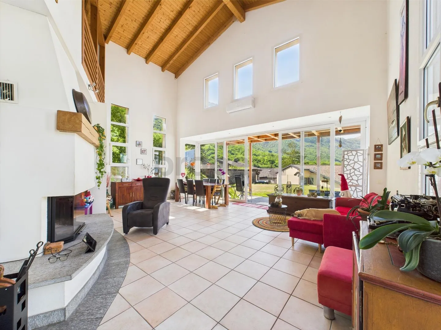 Charming 6-Room Single-Family Home in Giubiasco - Photo 2 of 12