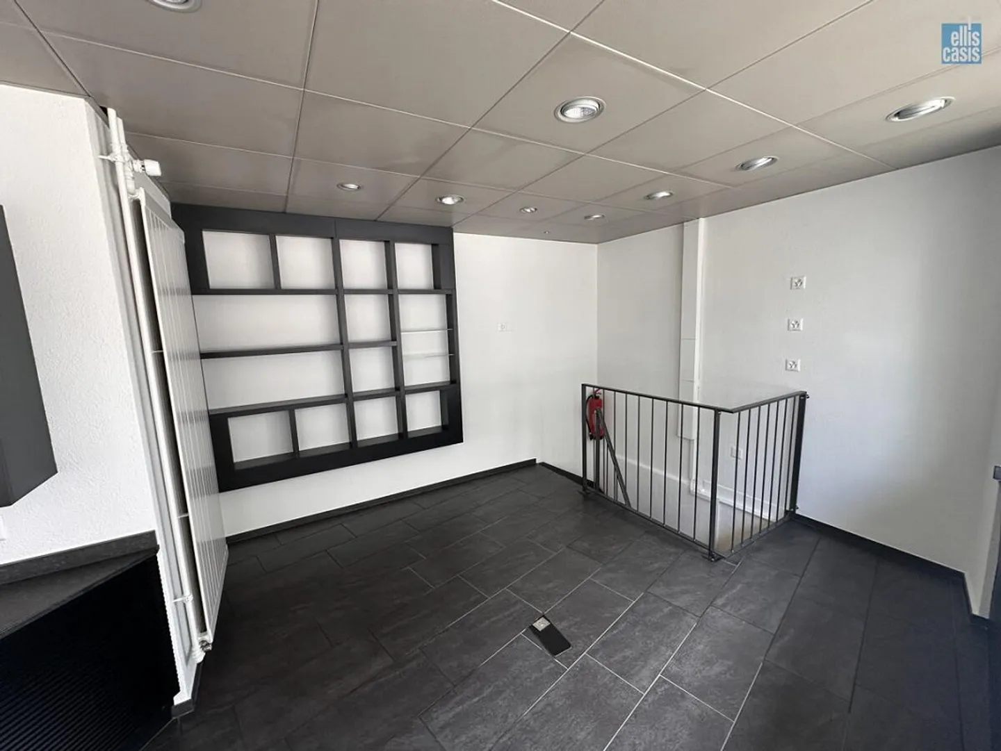 Attractive commercial space for office, practice or service - Photo 4 of 11