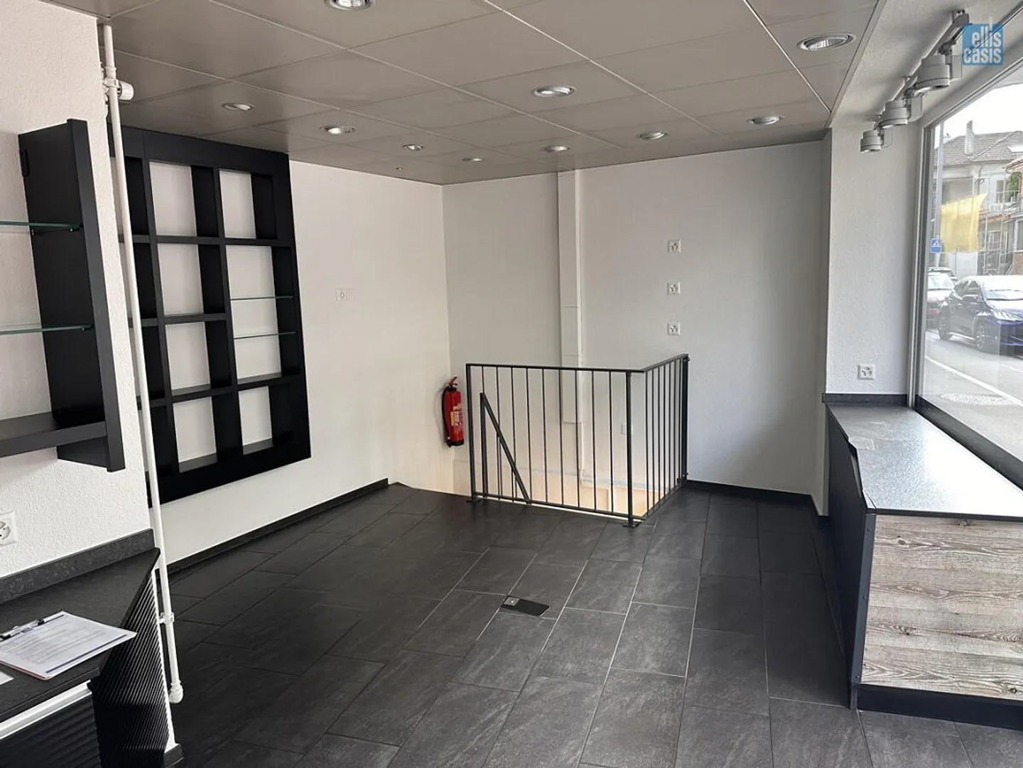 Attractive commercial space for office, practice or service - Photo 5 of 11