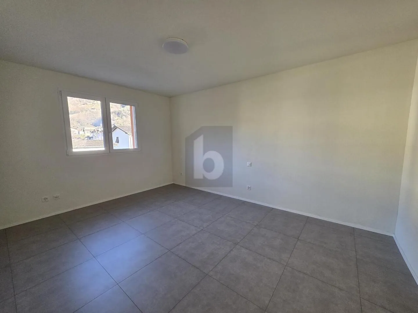 Modern spacious and sunny apartment - Photo 3 of 6