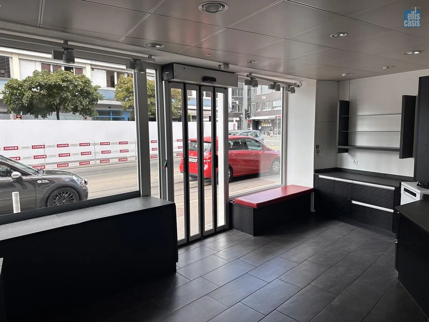 Attractive commercial space for office, practice or service - Photo 1 of 11