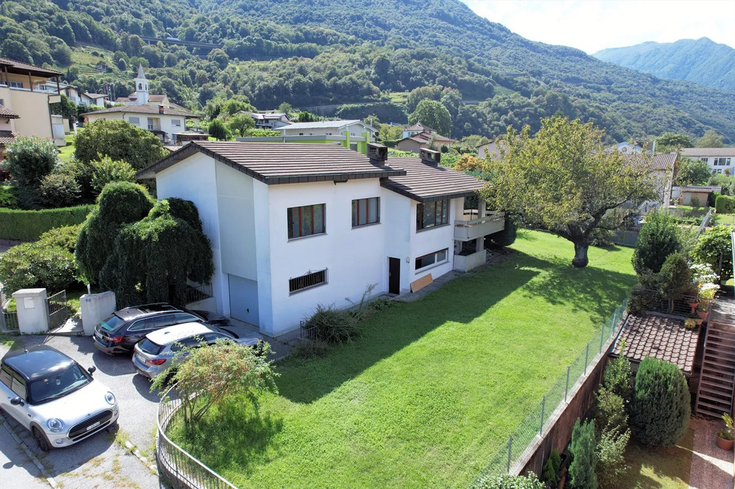 Casa su un unico piano principale con grande terreno in zona tranquill - Photo 1 of 18