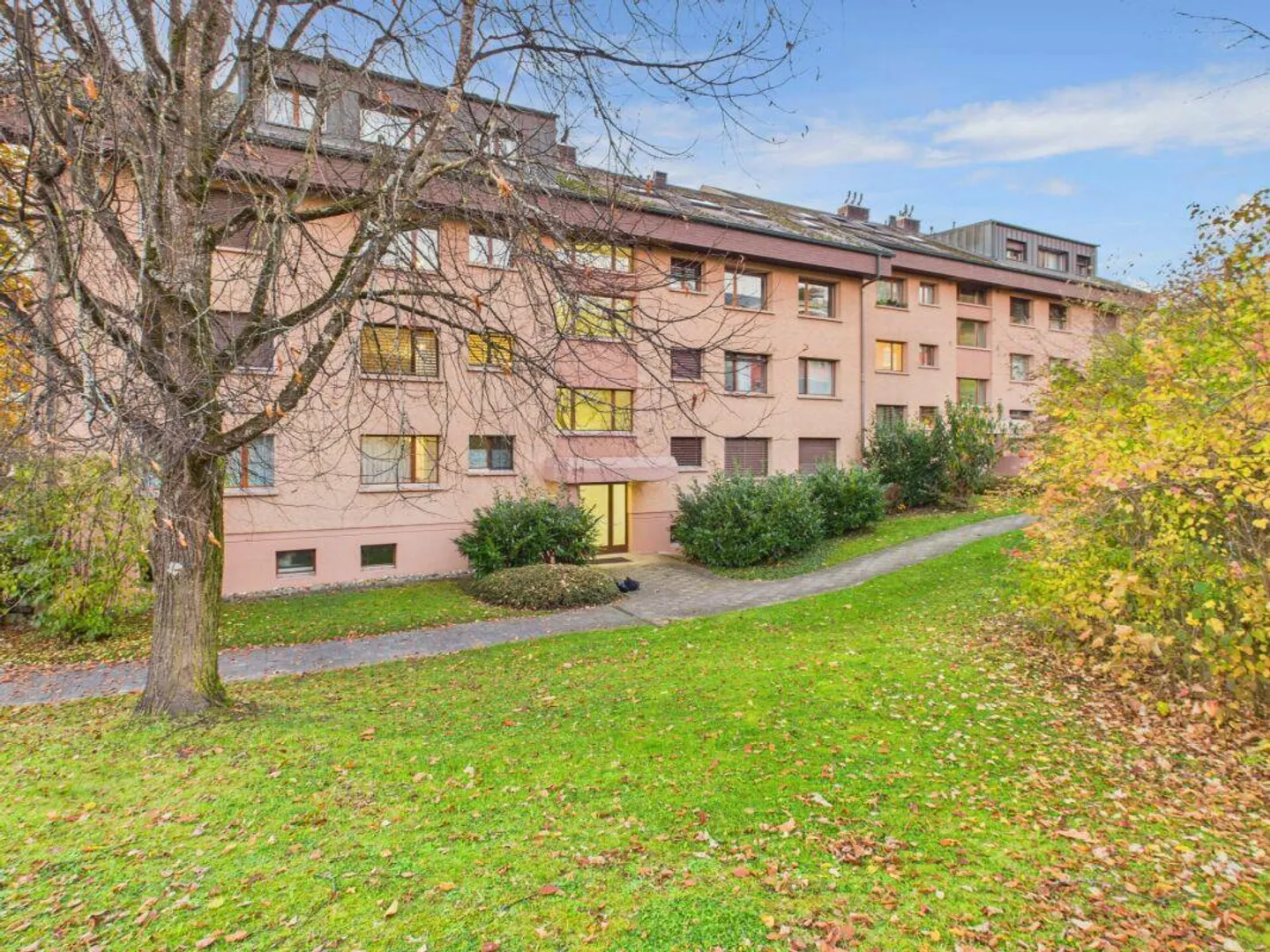 Luminoso appartamento di 4,5 stanze con camino e area salotto nel verde - Foto 1 di 17