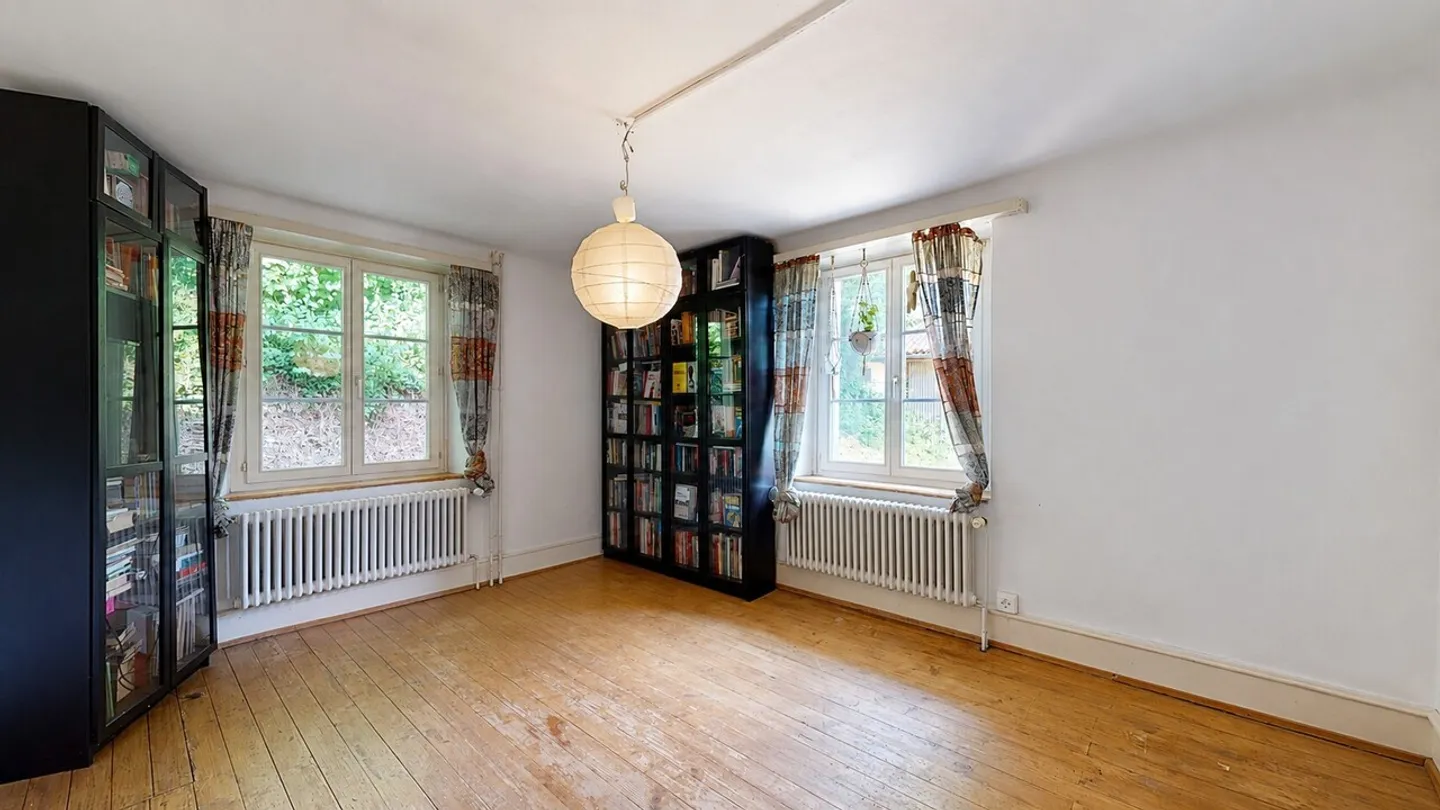 Spacious 7-room single-family house with versatile potential - Photo 3 of 19