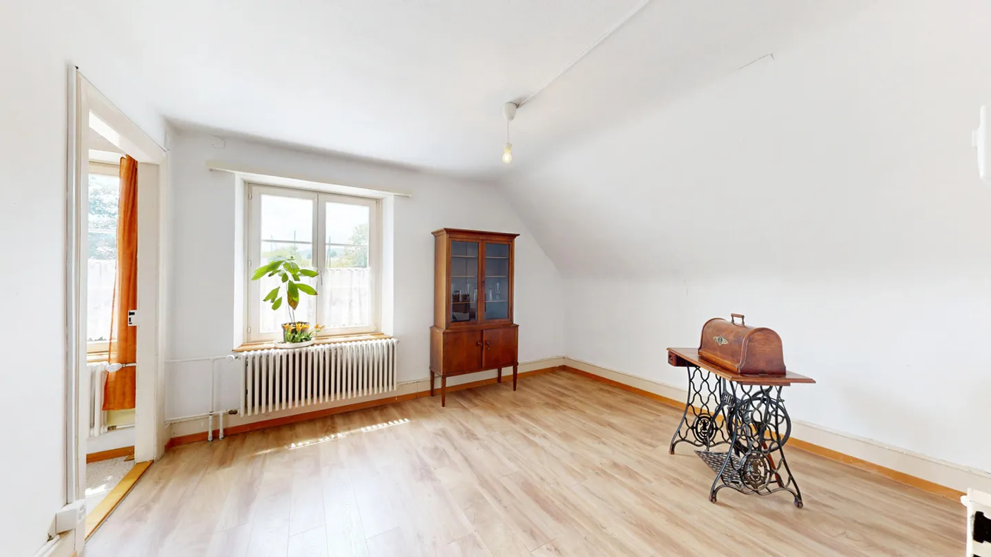 Spacious 7-room single-family house with versatile potential - Photo 12 of 19