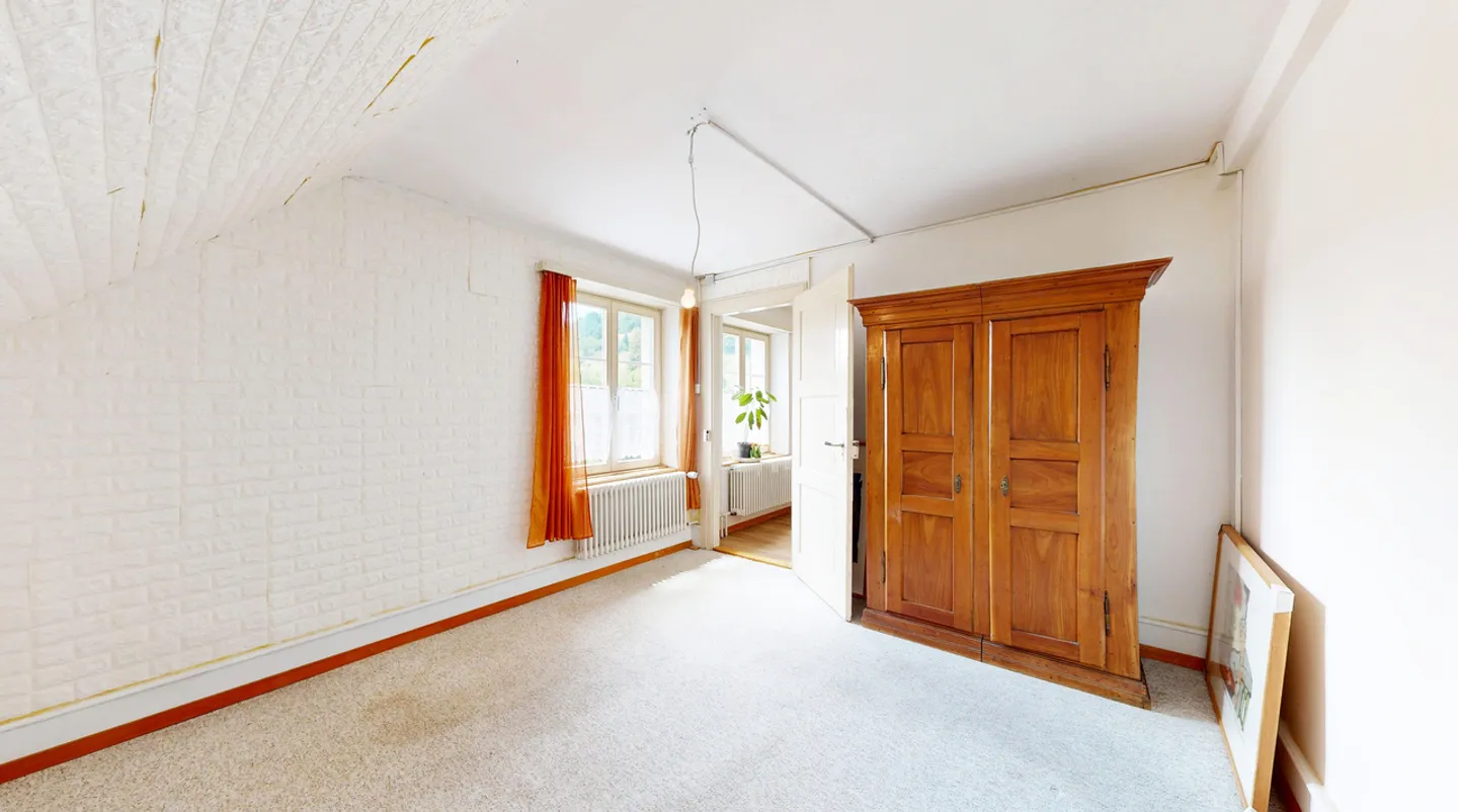 Spacious 7-room single-family house with versatile potential - Photo 13 of 19