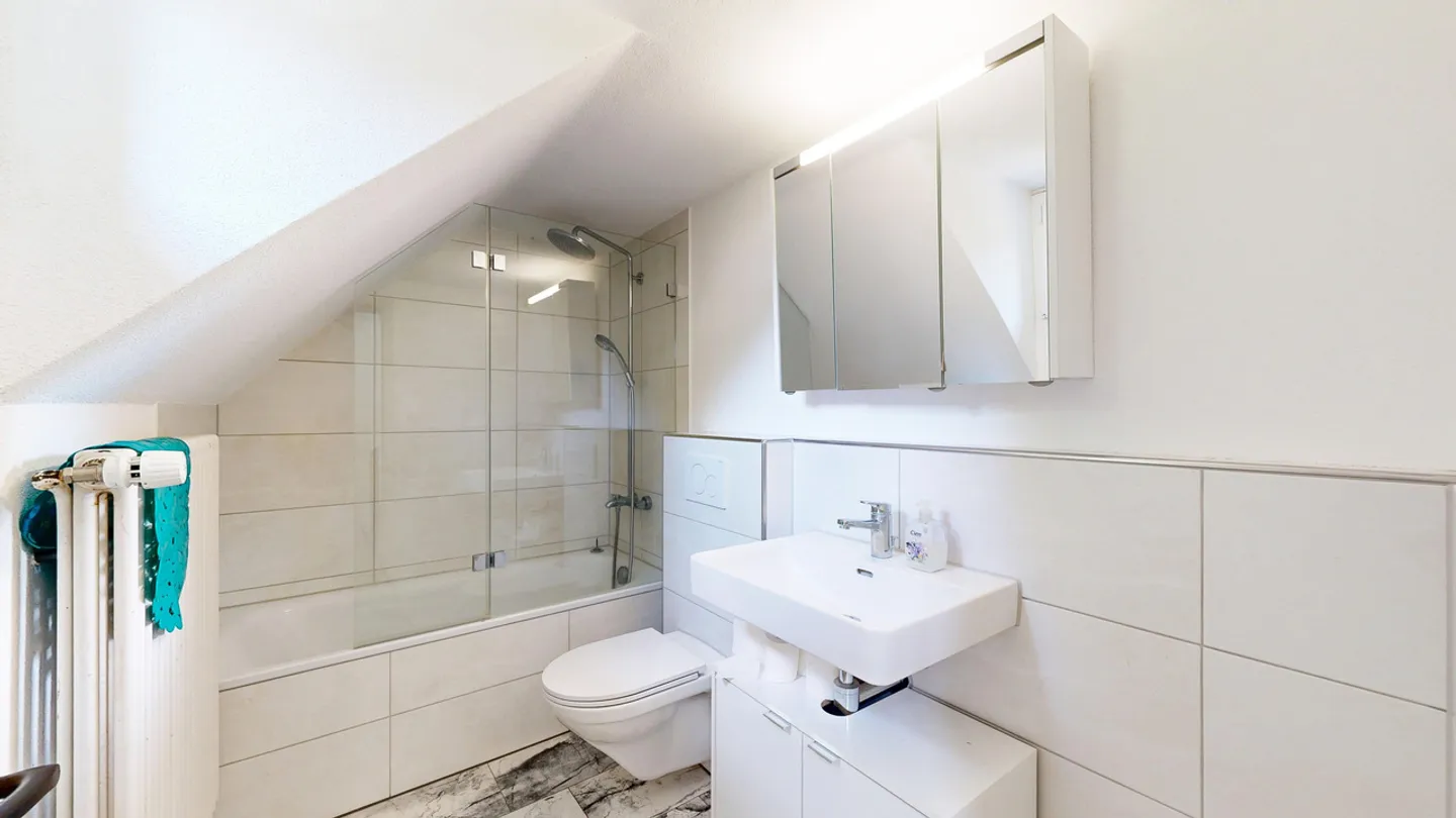 Spacious 7-room single-family house with versatile potential - Photo 7 of 19