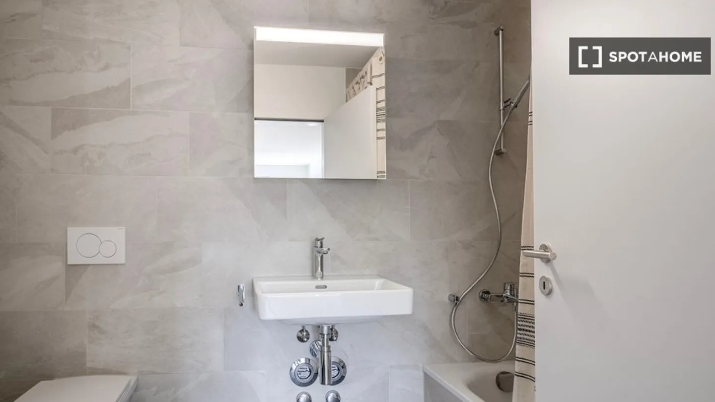 Entdecke, besichtige und miete dein neues Zuhause online mit vollem Vertrauen. - Foto 16 von 18