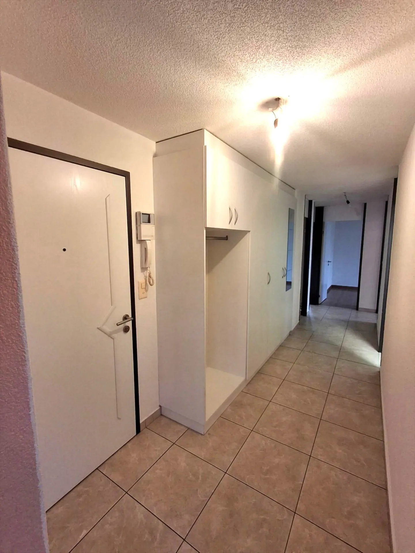 Spacious 4.5-room apartment with garage in Courroux - Photo 8 of 18