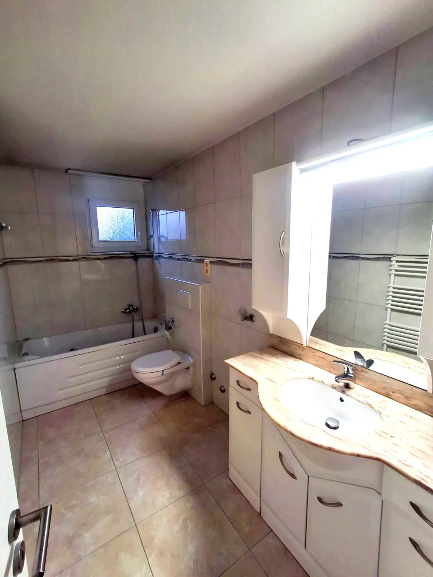 Spacious 4.5-room apartment with garage in Courroux - Photo 9 of 18