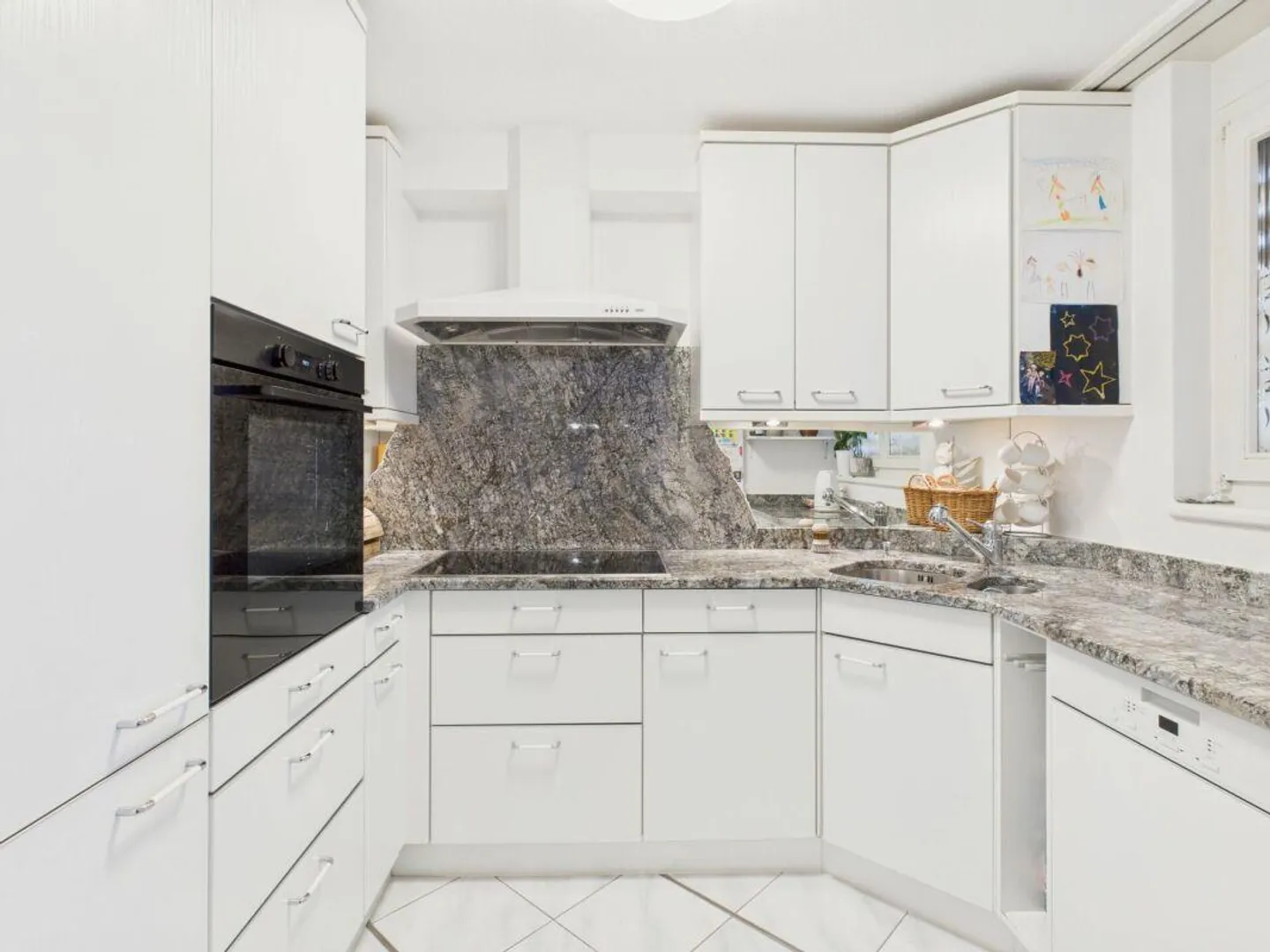 Luminoso appartamento di 4,5 stanze con camino e area salotto nel verde - Foto 2 di 17