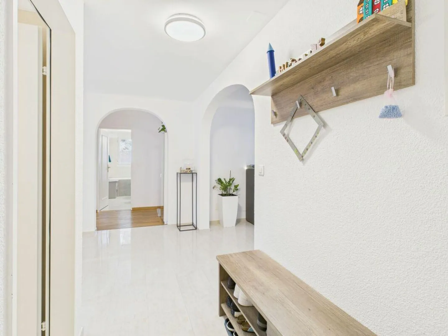 Luminoso appartamento di 4,5 stanze con camino e area salotto nel verde - Foto 4 di 17