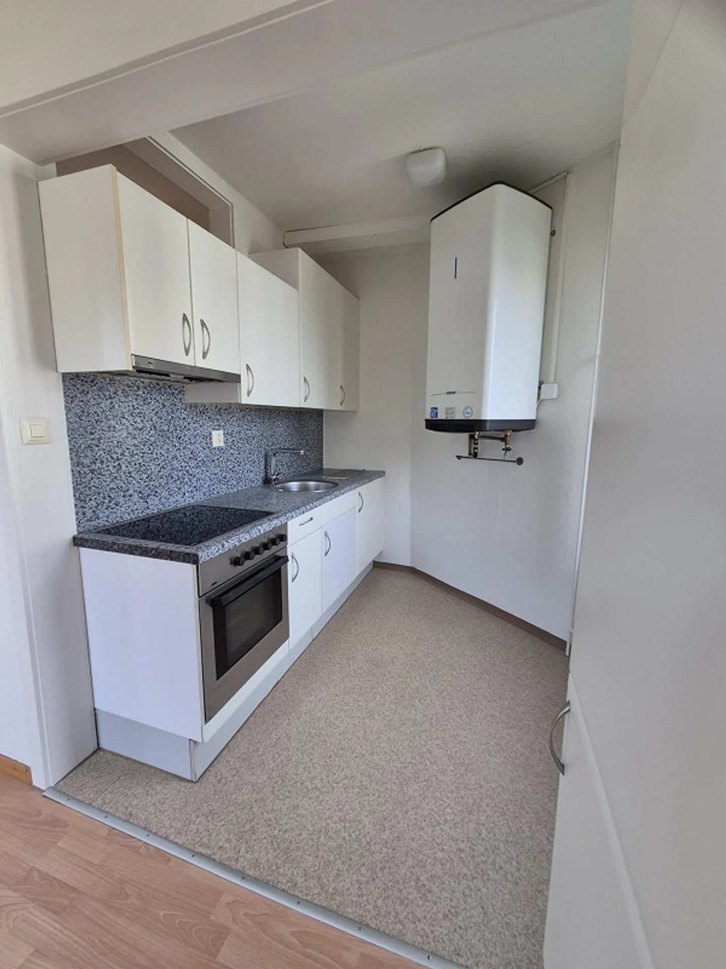 Appartement de 2,5 pièces situé au centre avec vue sur le lac - Photo 2 sur 11