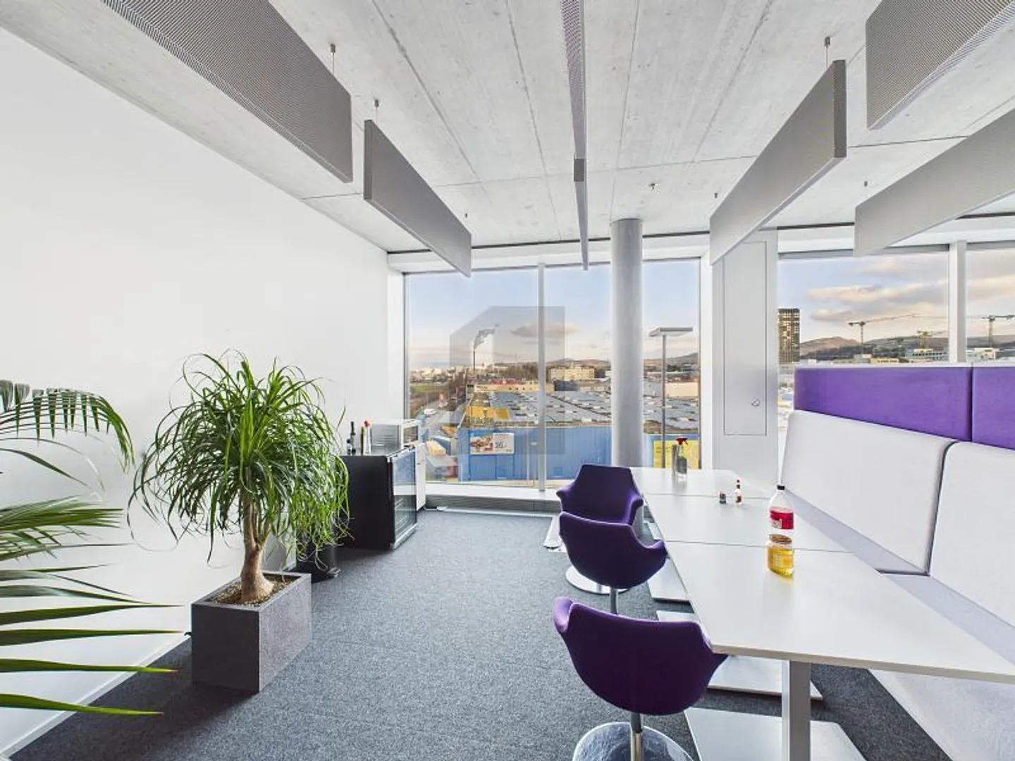 LUMINEUX ET MODERNE AVEC UNE EXCELLENTE ACCESSIBILITÉ - Photo 3 sur 5