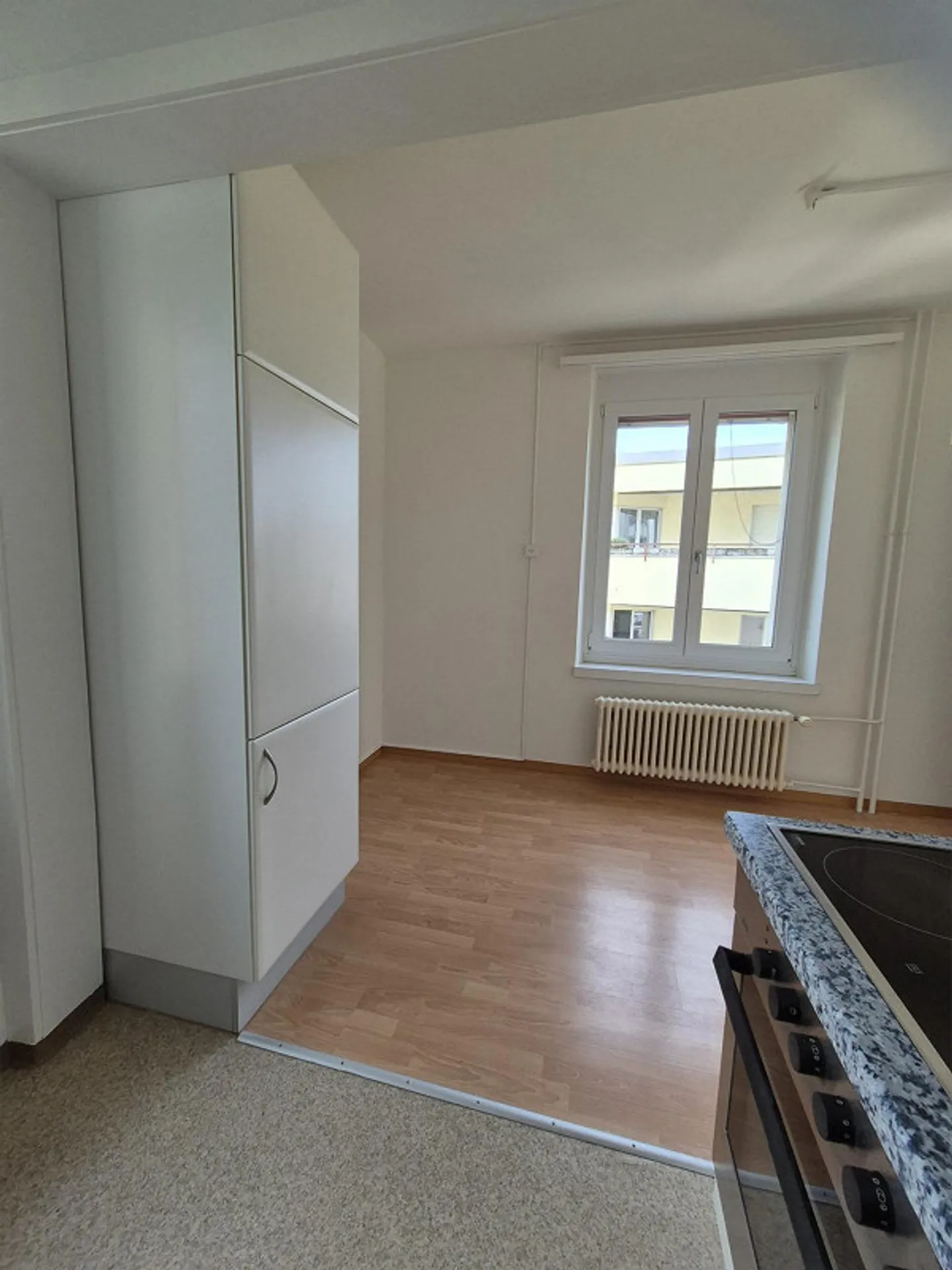 Appartement de 2,5 pièces situé au centre avec vue sur le lac - Photo 3 sur 11