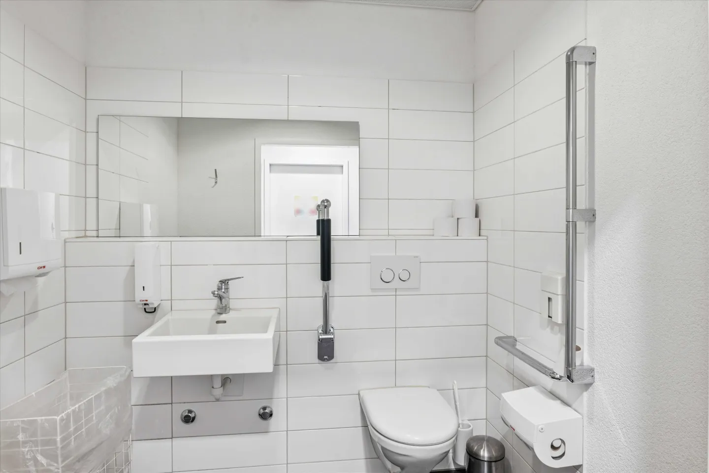 Working with Lake View: Attractive Office Space in the Heart of Horgen - Photo 3 of 6