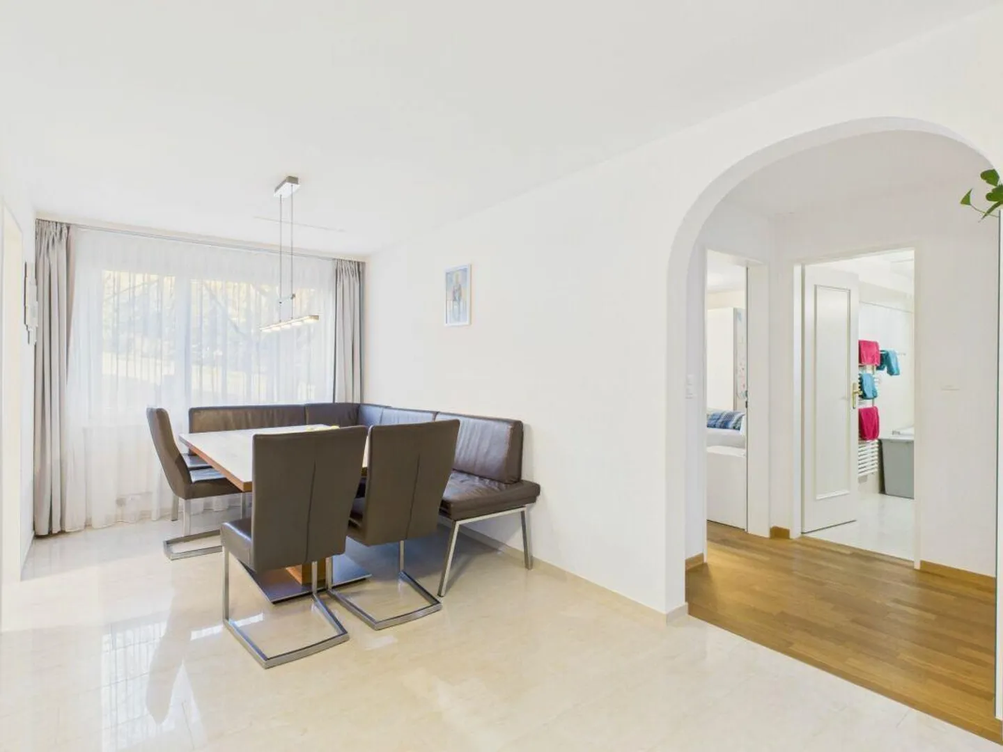 Luminoso appartamento di 4,5 stanze con camino e area salotto nel verde - Foto 5 di 17