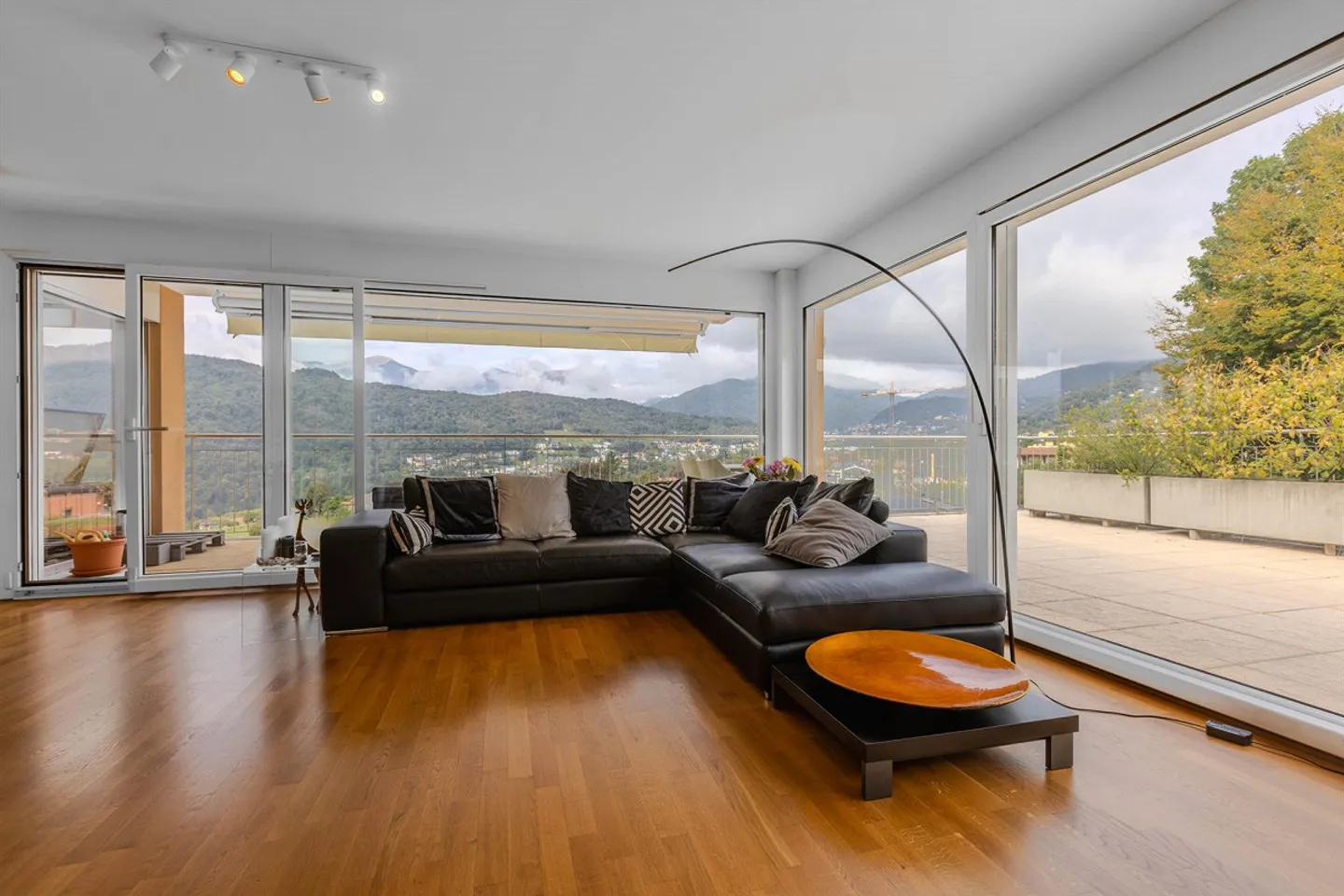 Dachgeschoss 3.5 Zimmer mit Panoramaterrasse in Cadro - Photo 3 of 9