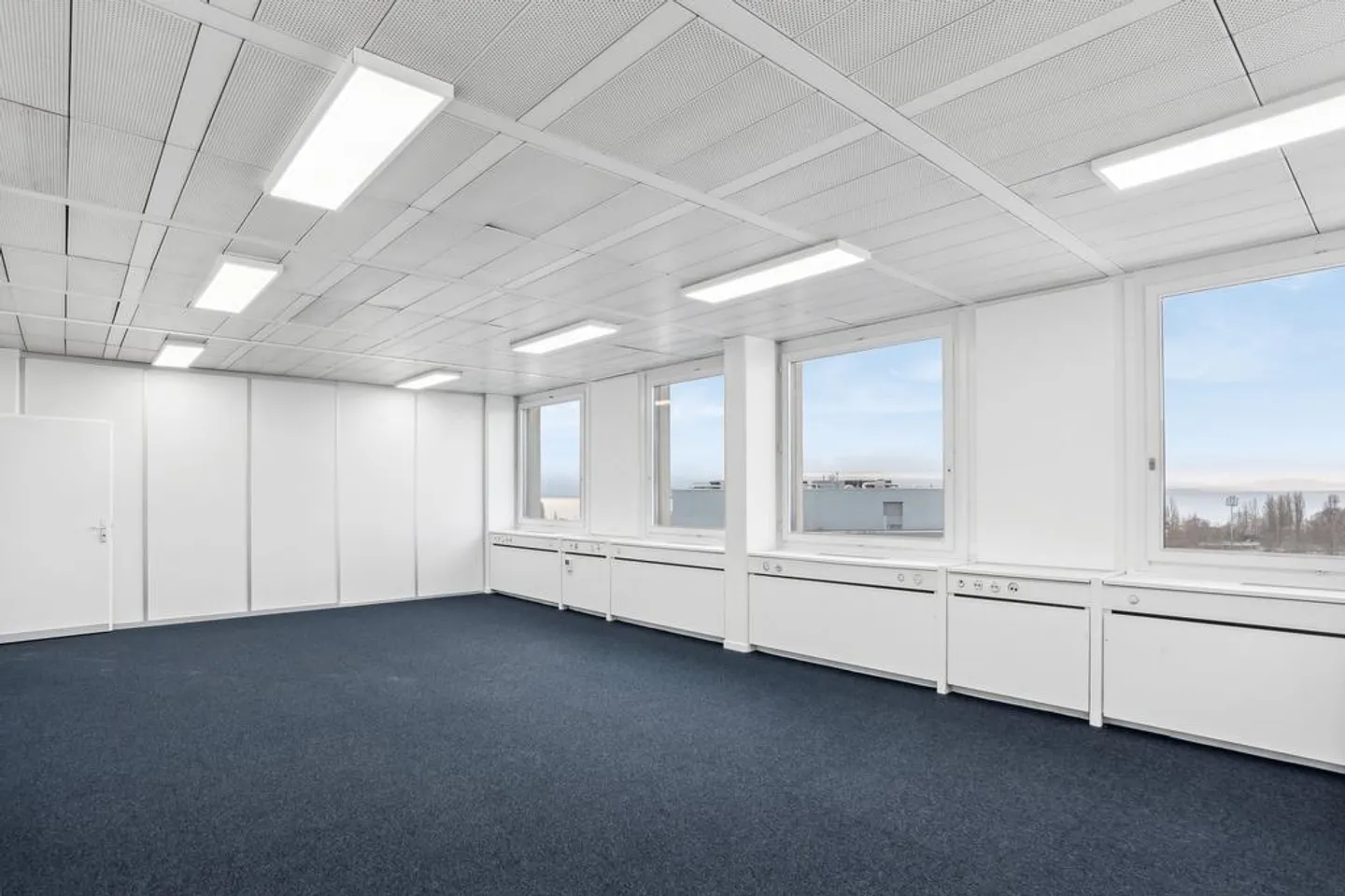 Offices with unobstructed view of the lake - Photo 3 of 11