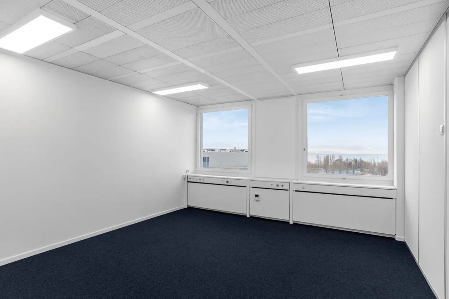 Offices with unobstructed view of the lake - Photo 4 of 11