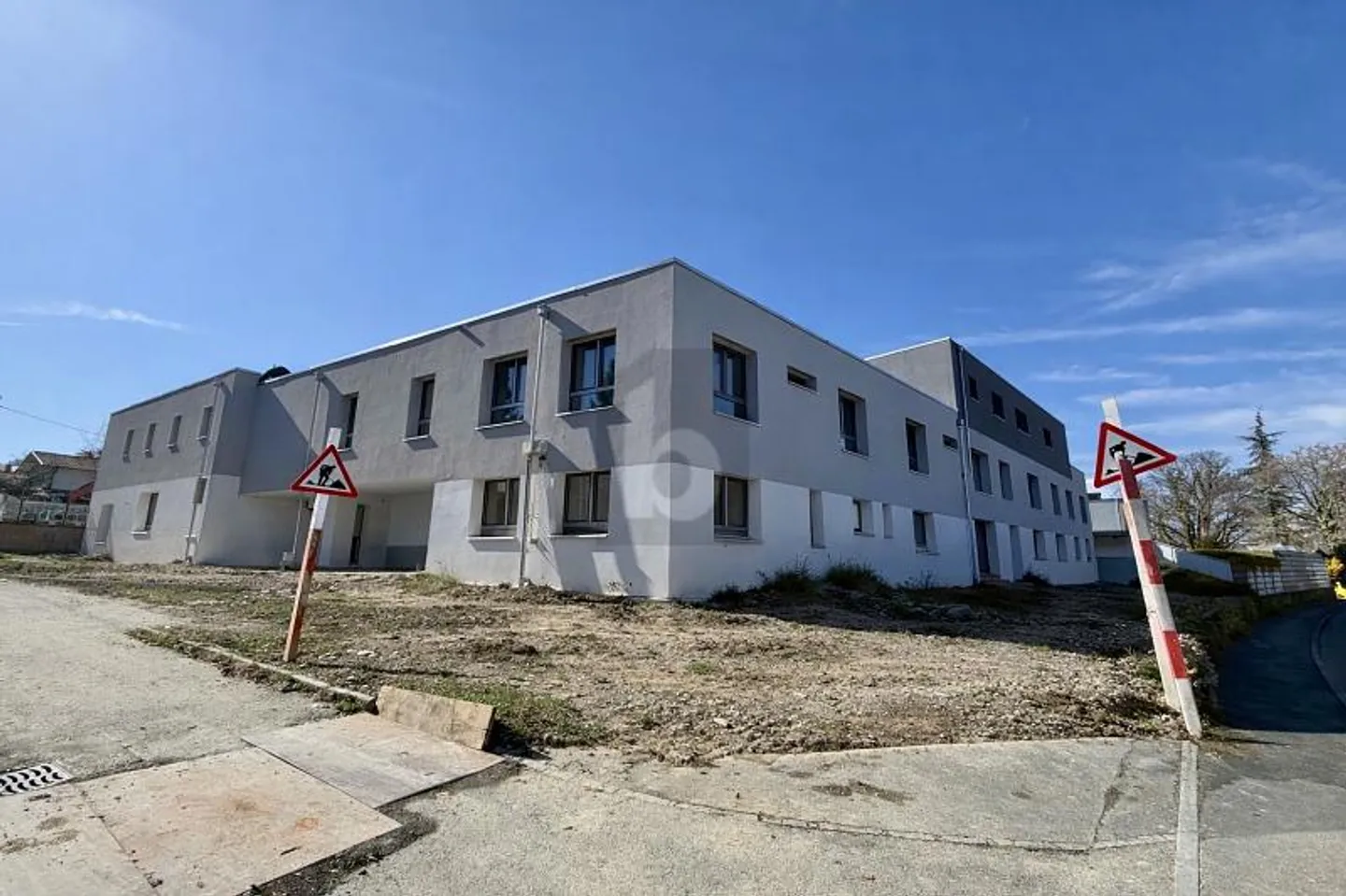 Appartement Charmant avec Terrasse - Photo 2 sur 5