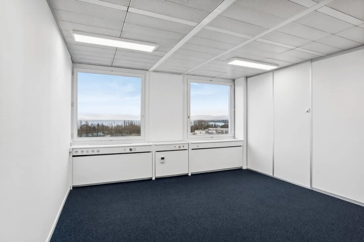 Offices with unobstructed view of the lake - Photo 5 of 11