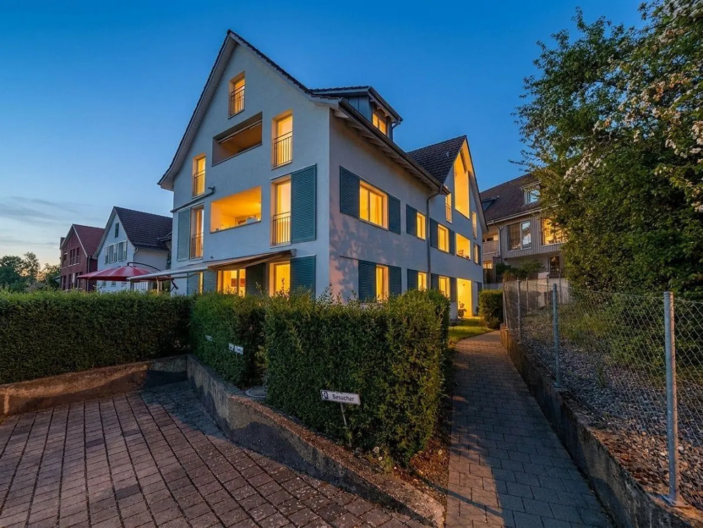 Appartement en attique de 3,5 pièces avec vue à Uhwiesen à vendre - Photo 1 sur 13