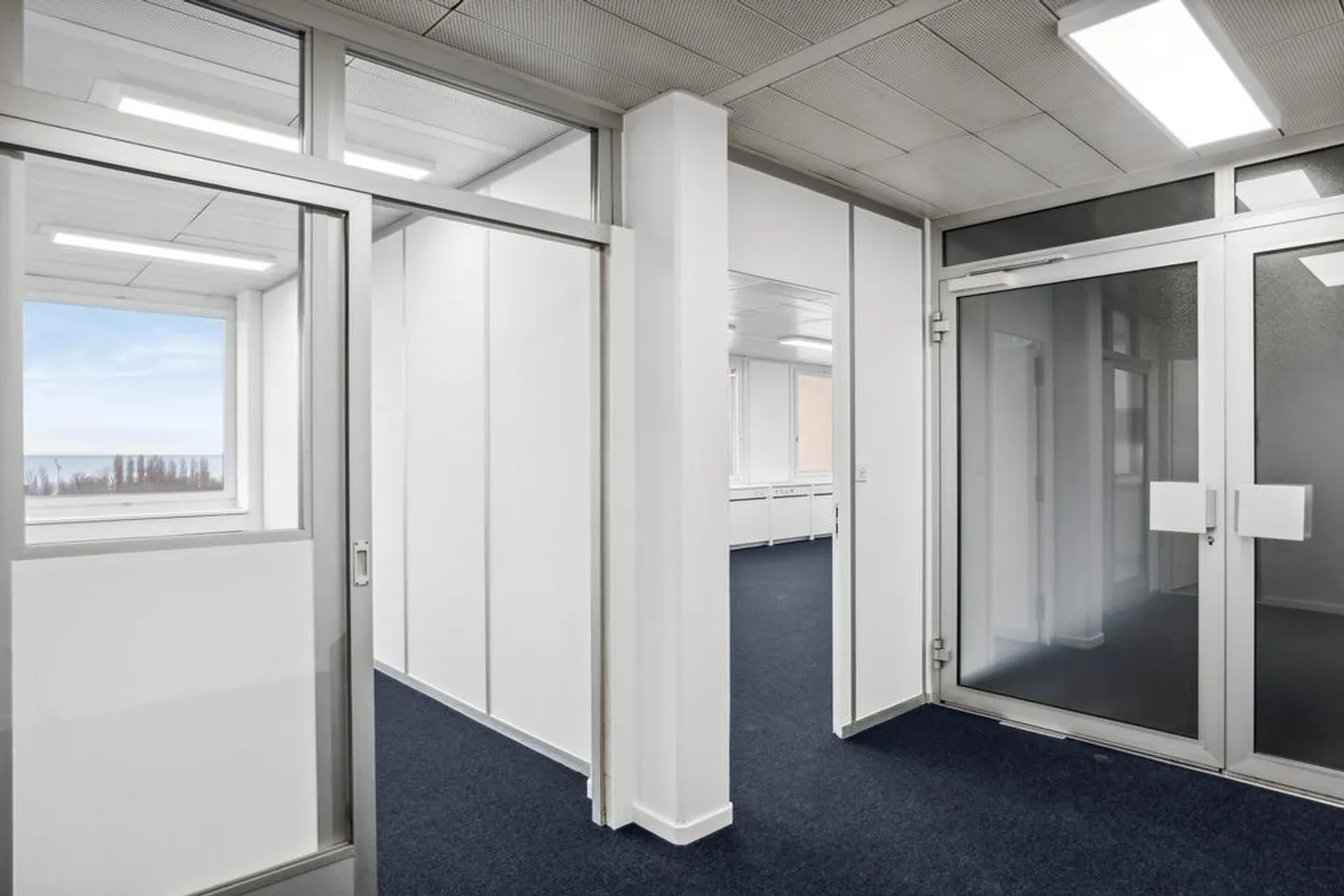 Offices with unobstructed view of the lake - Photo 6 of 11