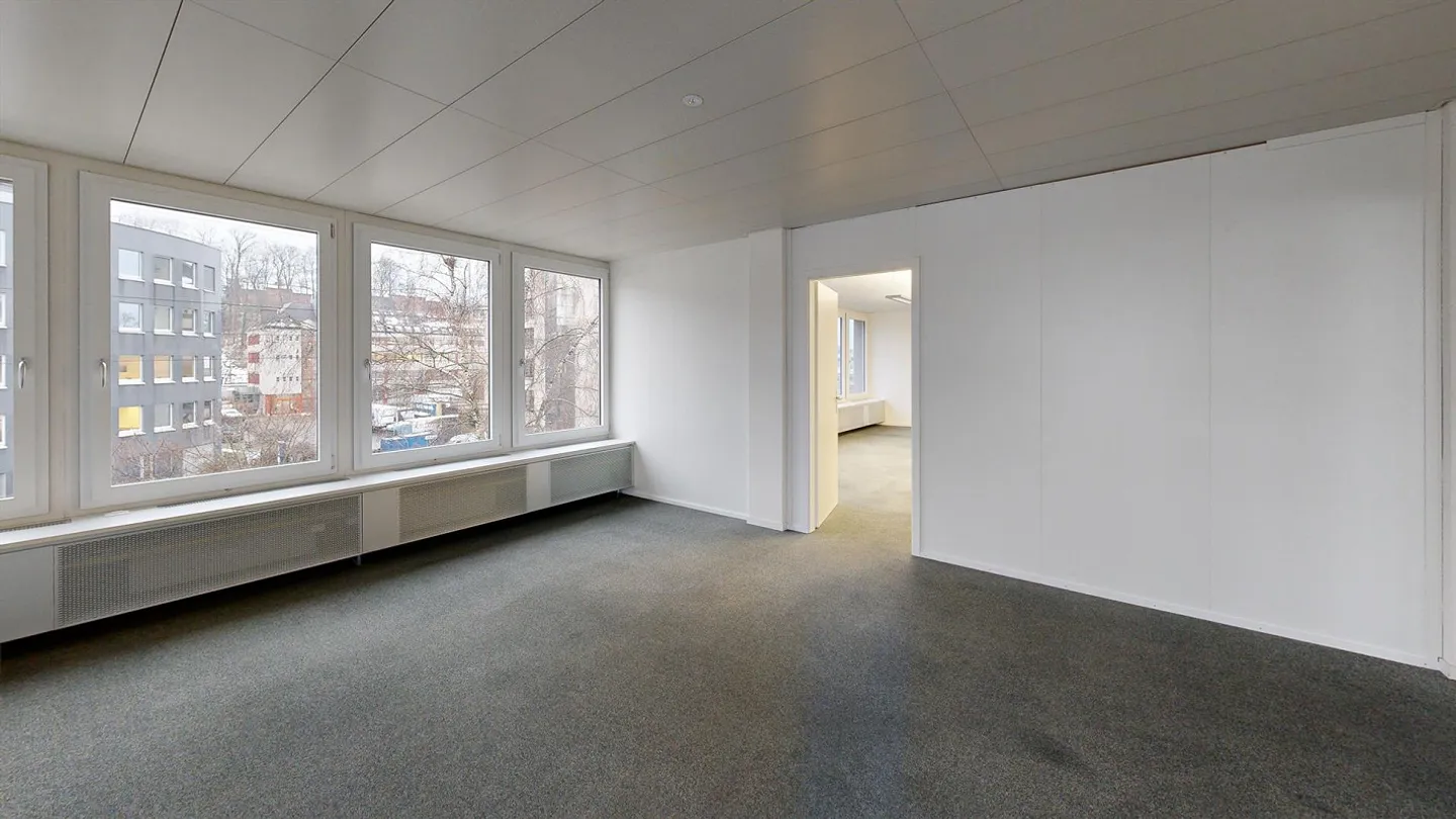 Your business premises in a central location - Photo 3 of 14