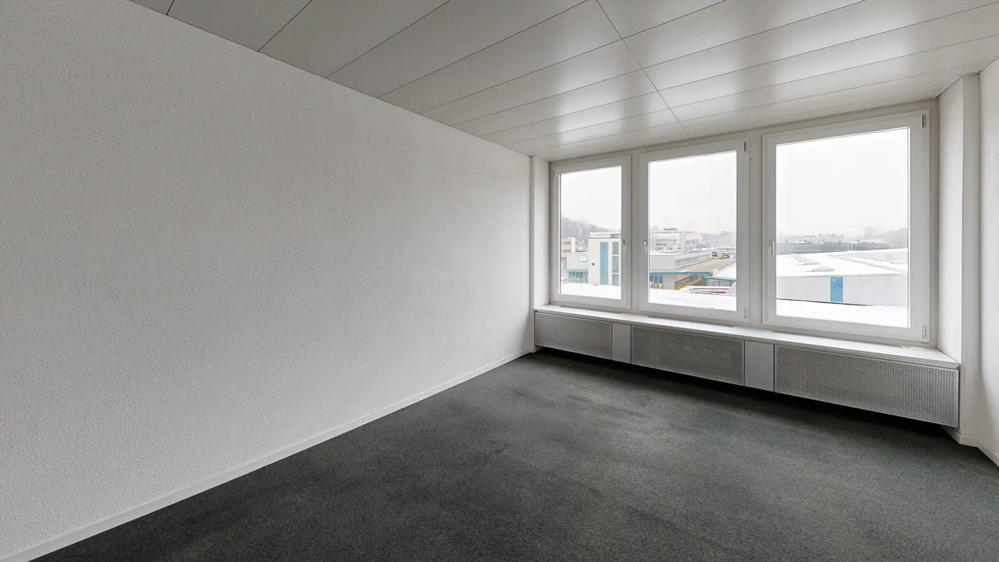 Your business premises in a central location - Photo 4 of 14