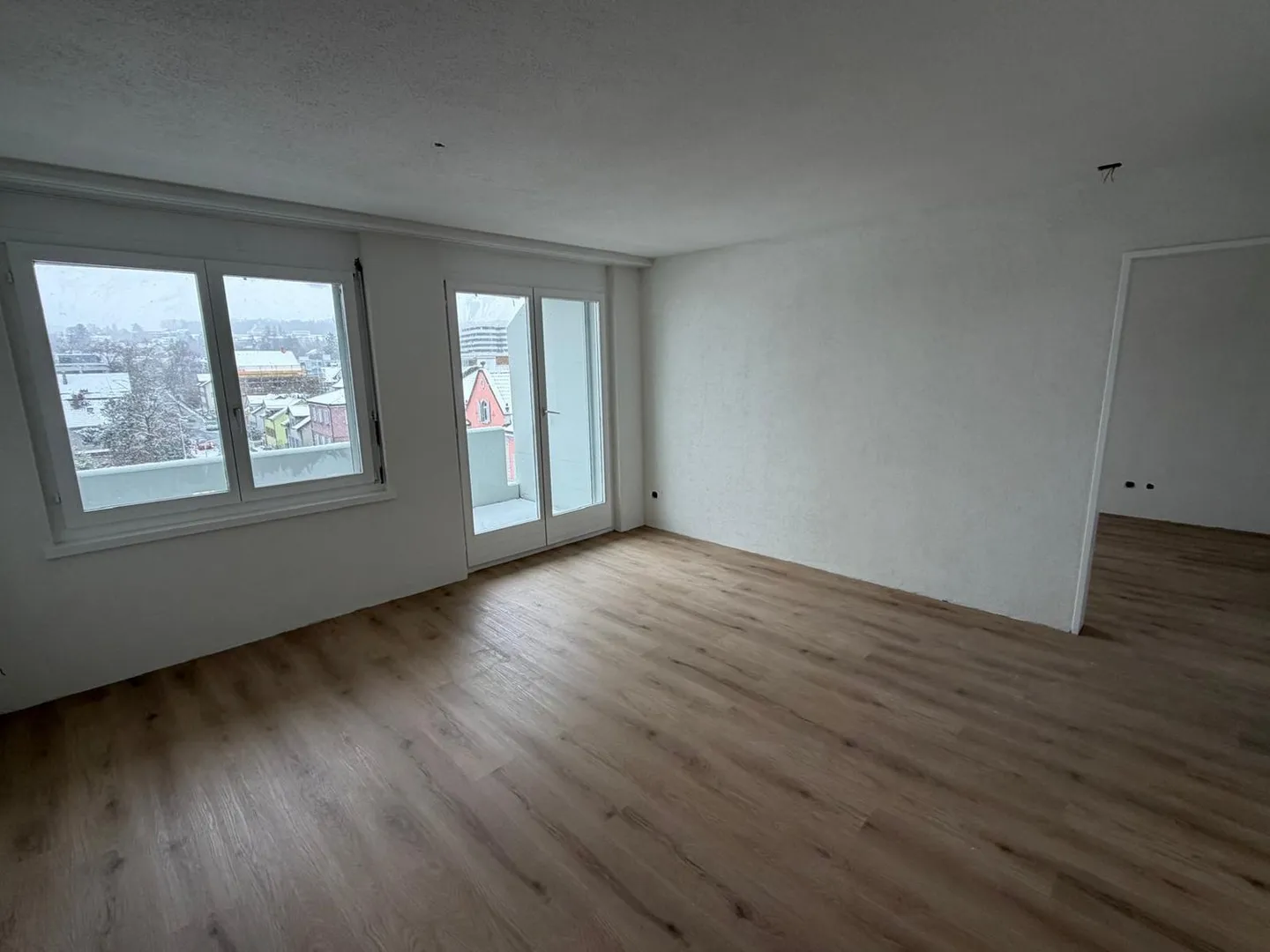 Moderne 2.5-Zimmer-Wohnung mit Balkon und Stadtblick in Kreuzlingen - Foto 4 von 9