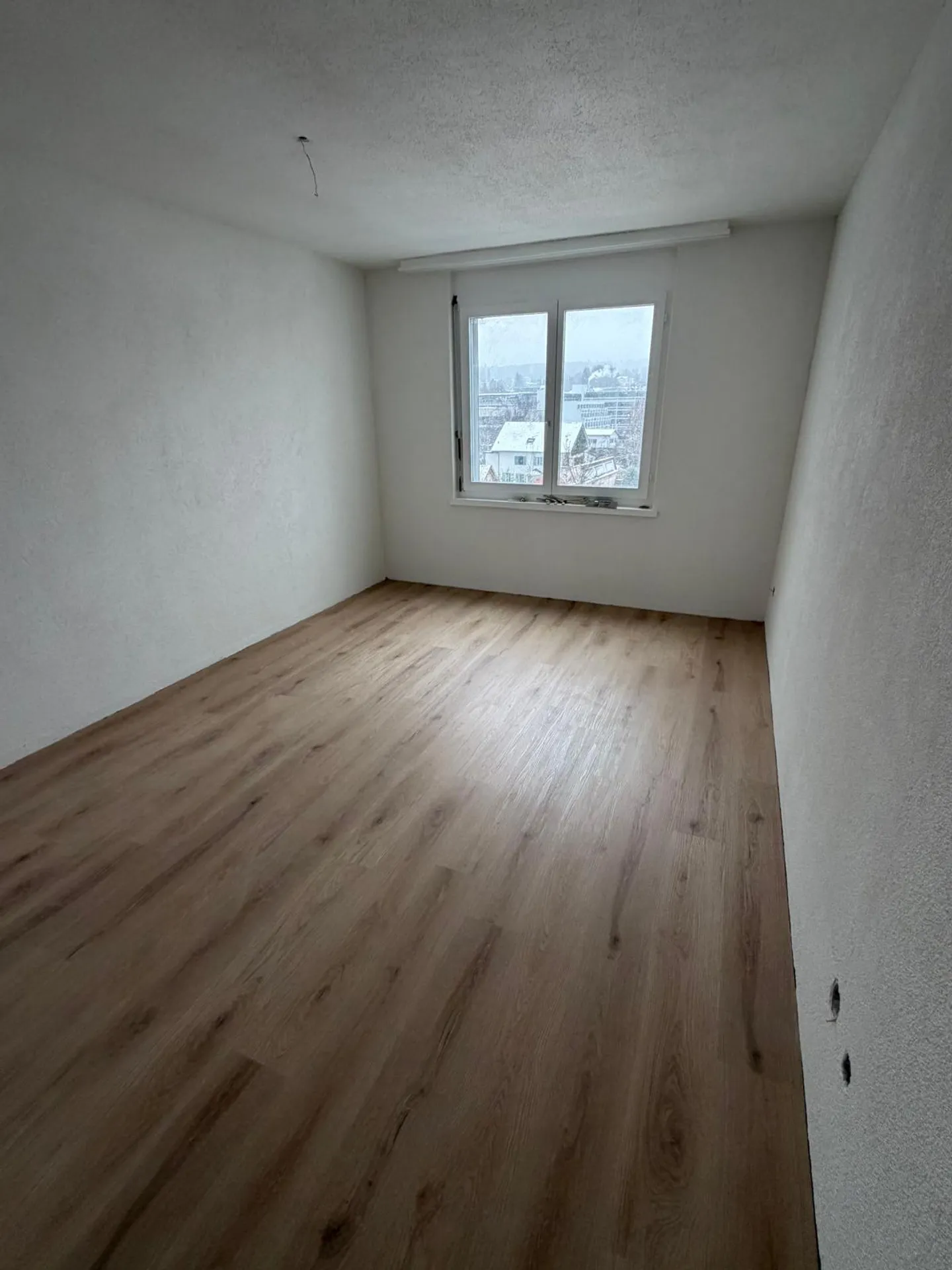 Moderne 2.5-Zimmer-Wohnung mit Balkon und Stadtblick in Kreuzlingen - Foto 3 von 9